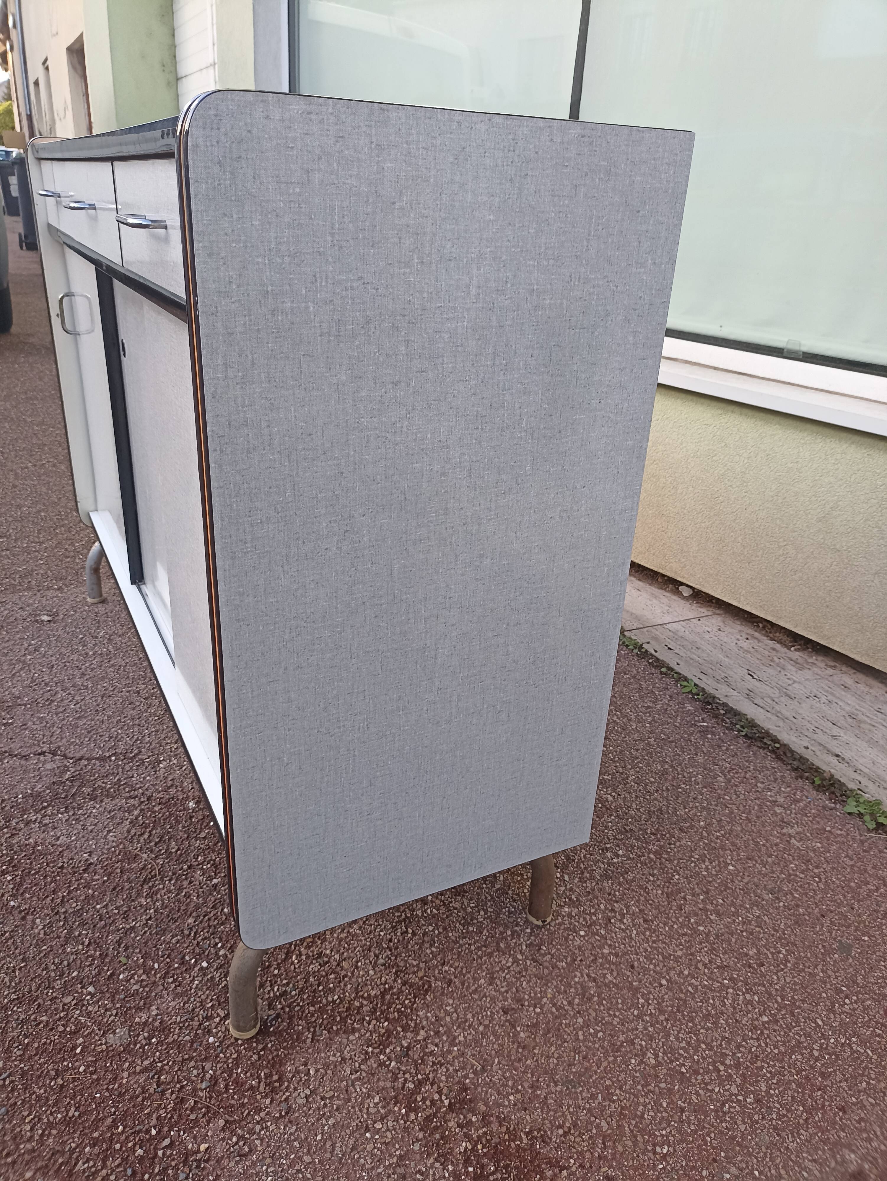 Buffet formica rouge blanc gris - année 1960