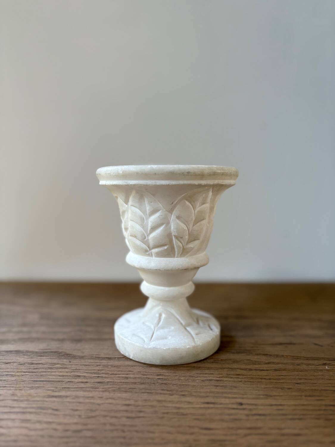 Vase en albâtre sculpté vintage