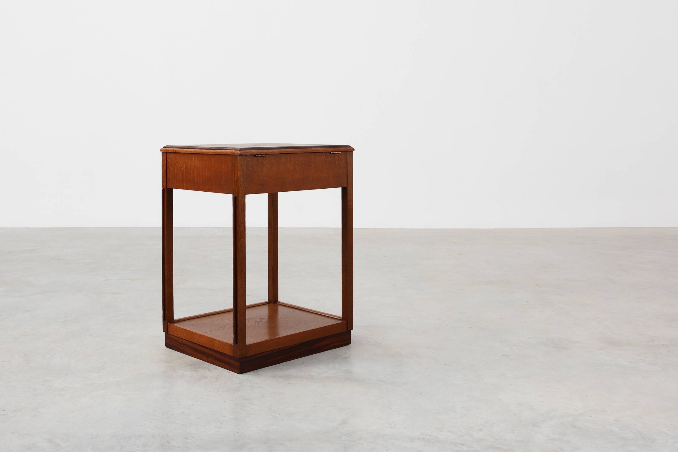 Table d'appoint ou cabinet de style École d'Amsterdam, Pays-Bas vers 1915