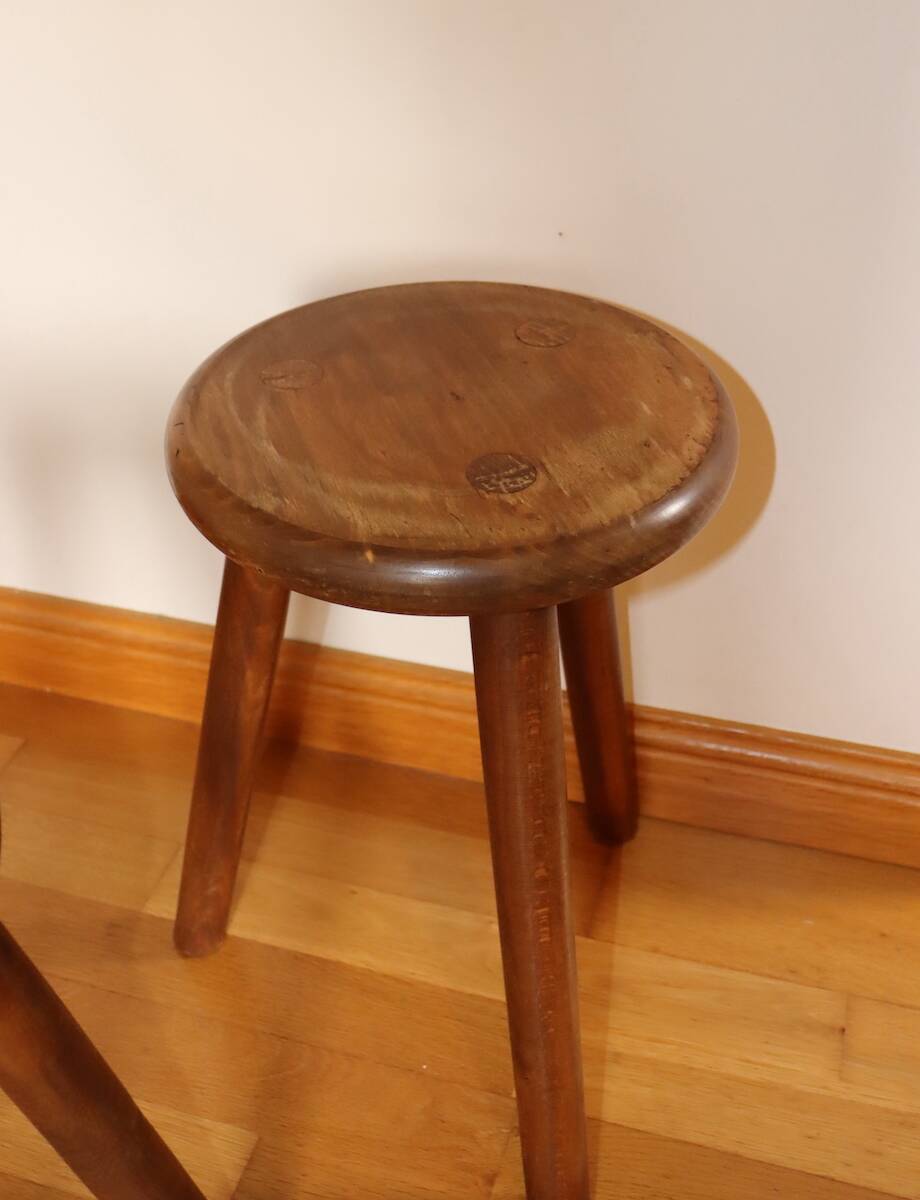 Paire de tabourets tripodes en bois teinté