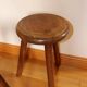 Paire de tabourets tripodes en bois teinté