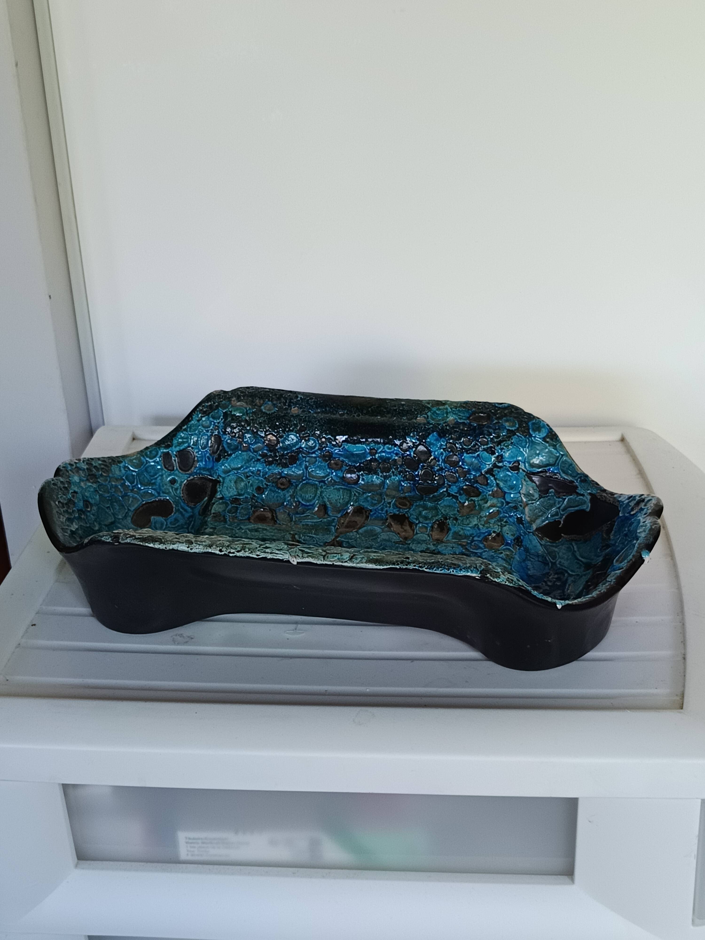 Grand plat vintage en céramique à émaux bleus “glacier”, années 60-70