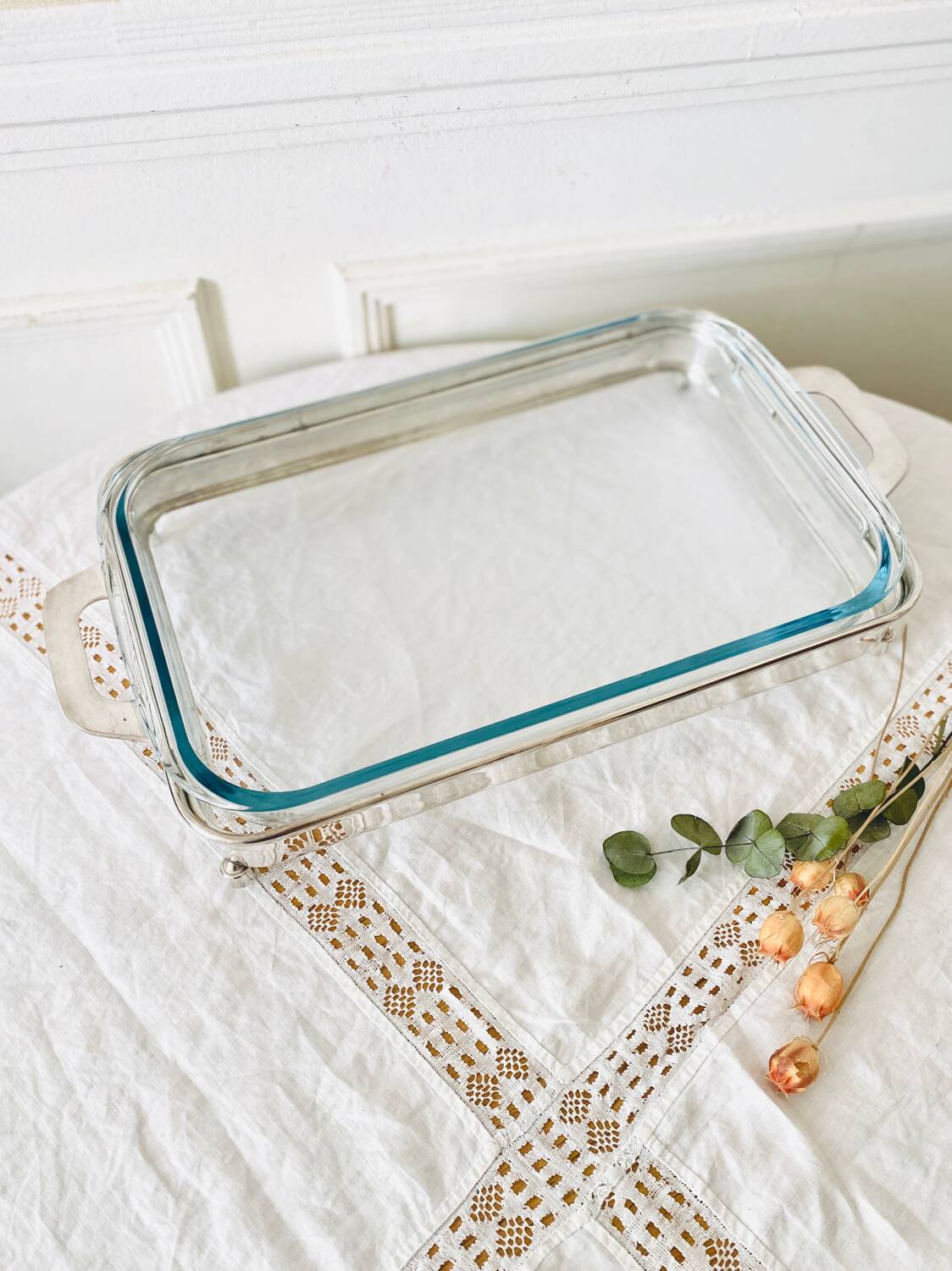Rectangular Pyrex dish on silver metal support