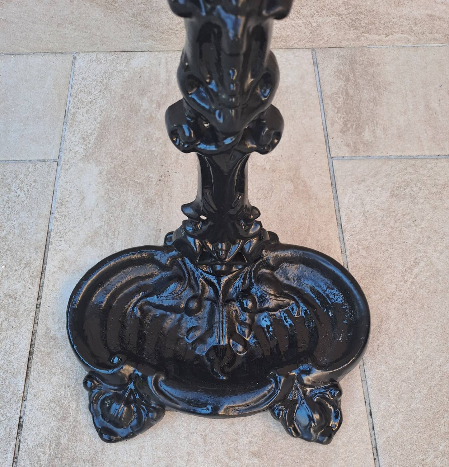 Cast iron umbrella stand