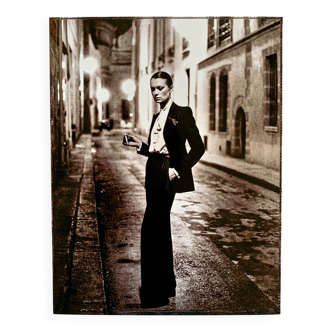 “Elegance, mystery and audacity: the timeless icon of fashion.”