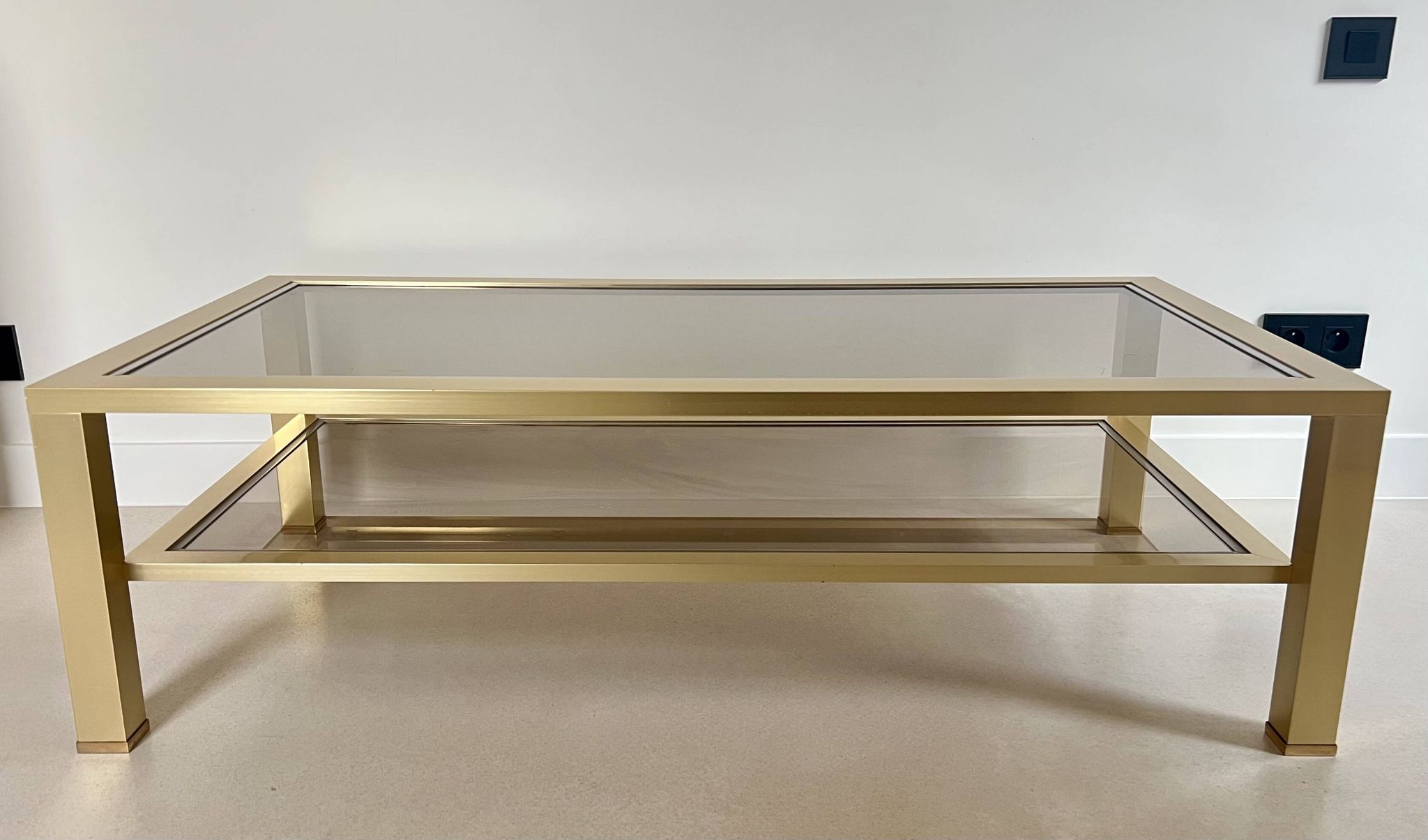 Table basse grand modèle en métal doré, France années 70