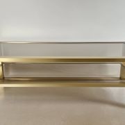 Table basse grand modèle en métal doré, France années 70