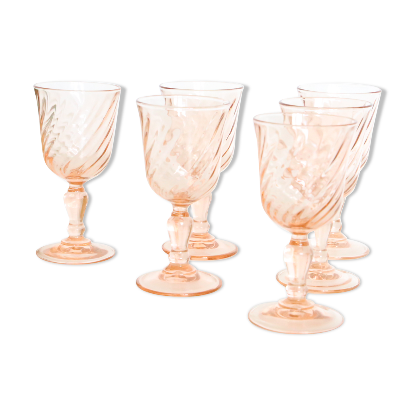 Verre à vin en verre rose, Rosaline, de la marque Arcoroc