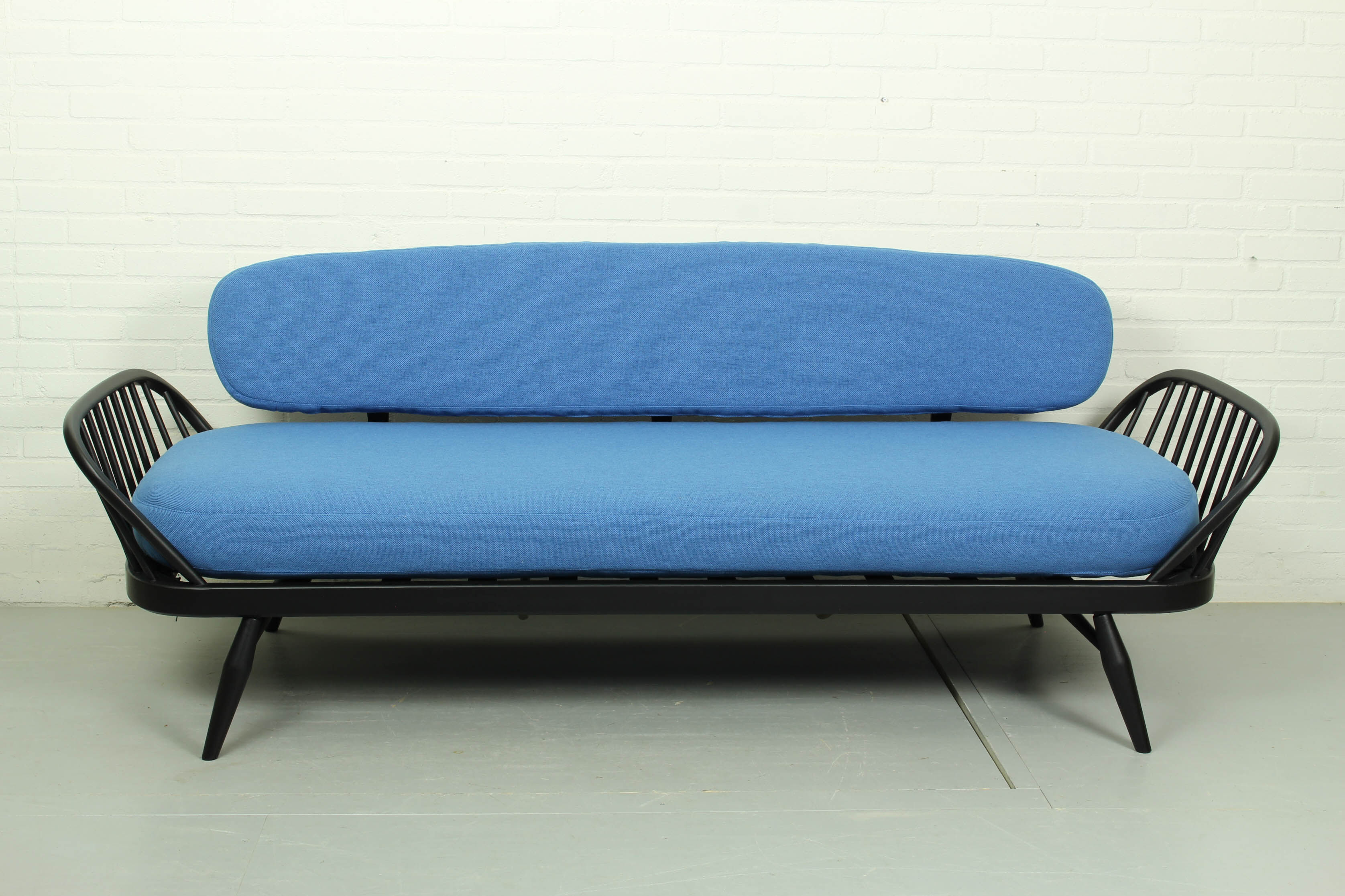 Lounge set with sofa daybed model ‘355’ and 2 windsor lounge chairs Lucian Ercolani for Ercol