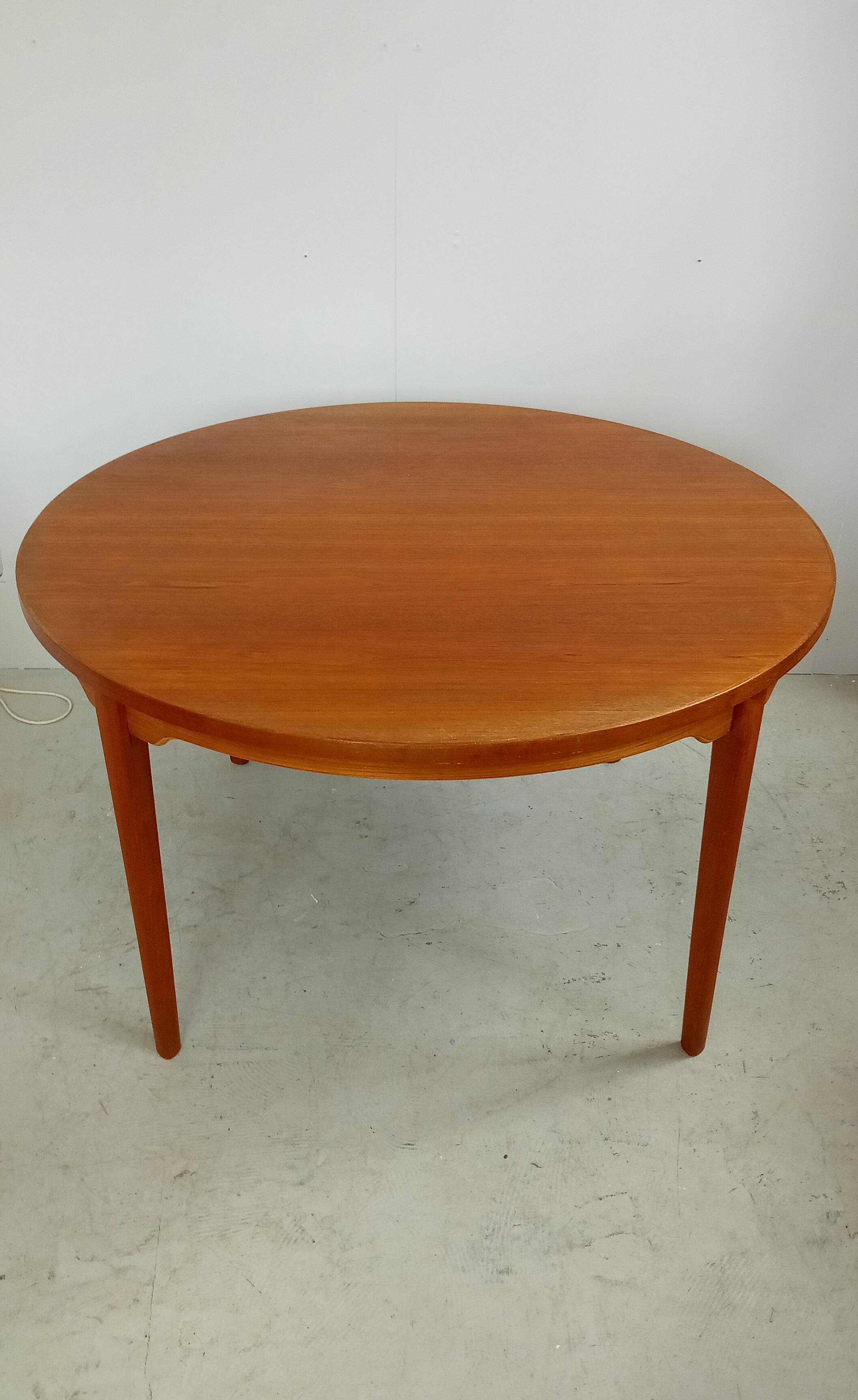 Danish round dining table by Sören Willadsen in teak, 60s