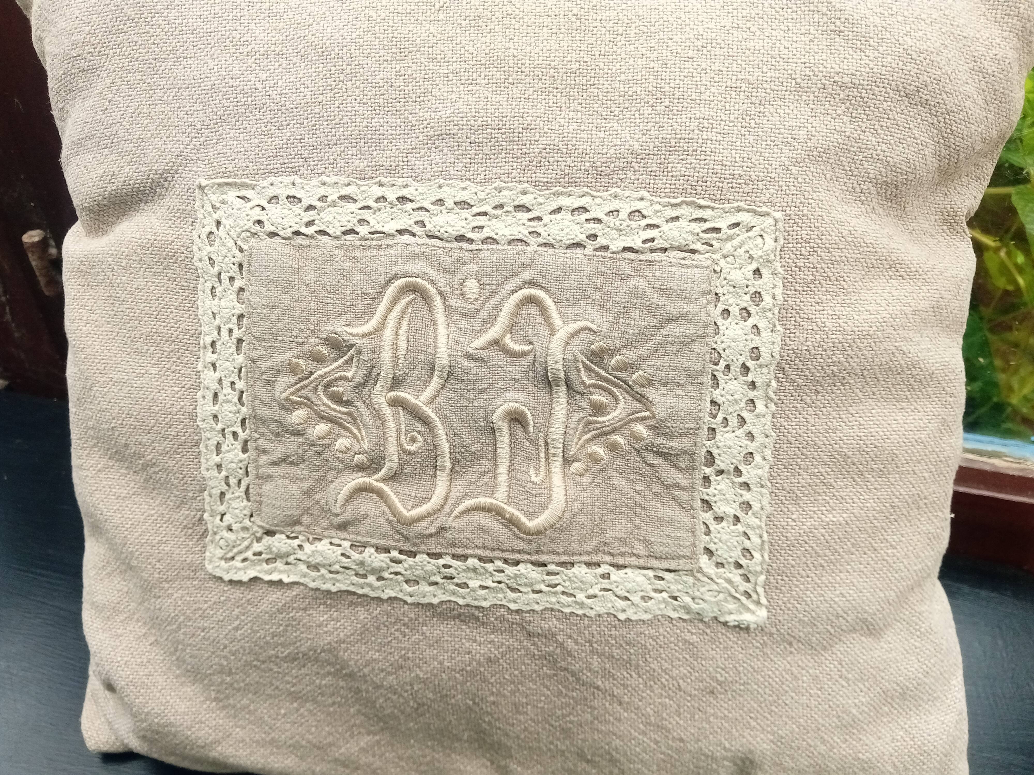 Lace cushion / Monogram