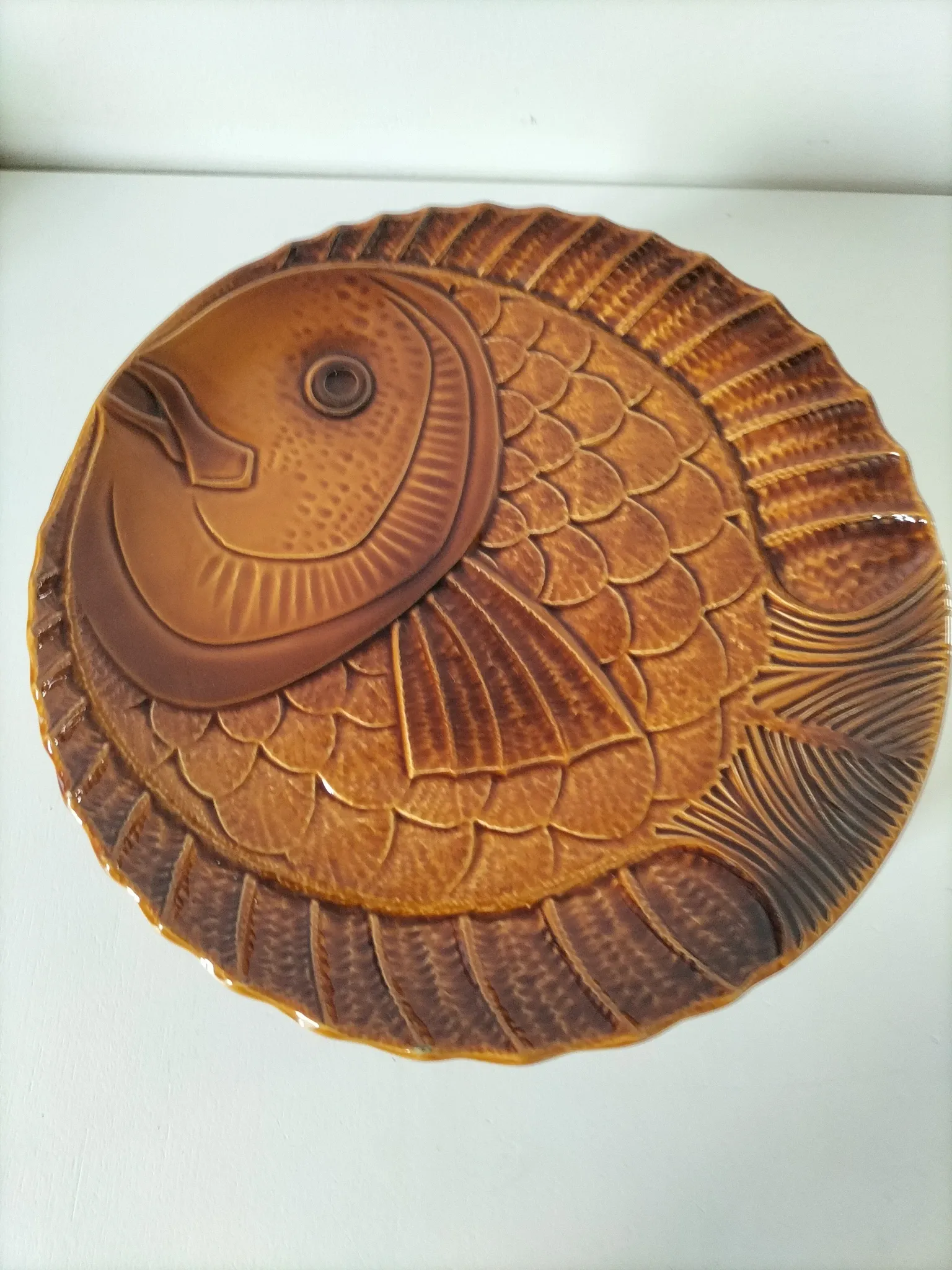 6 antique fish barbotine plates – Saint-Clément