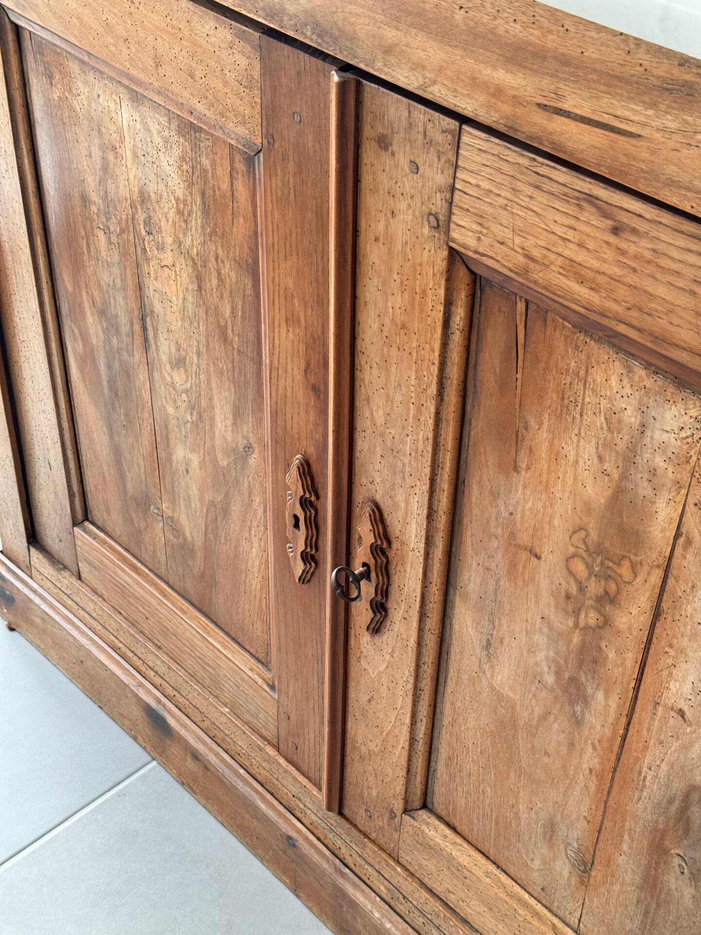 Buffet ancien avec plateau en marbre