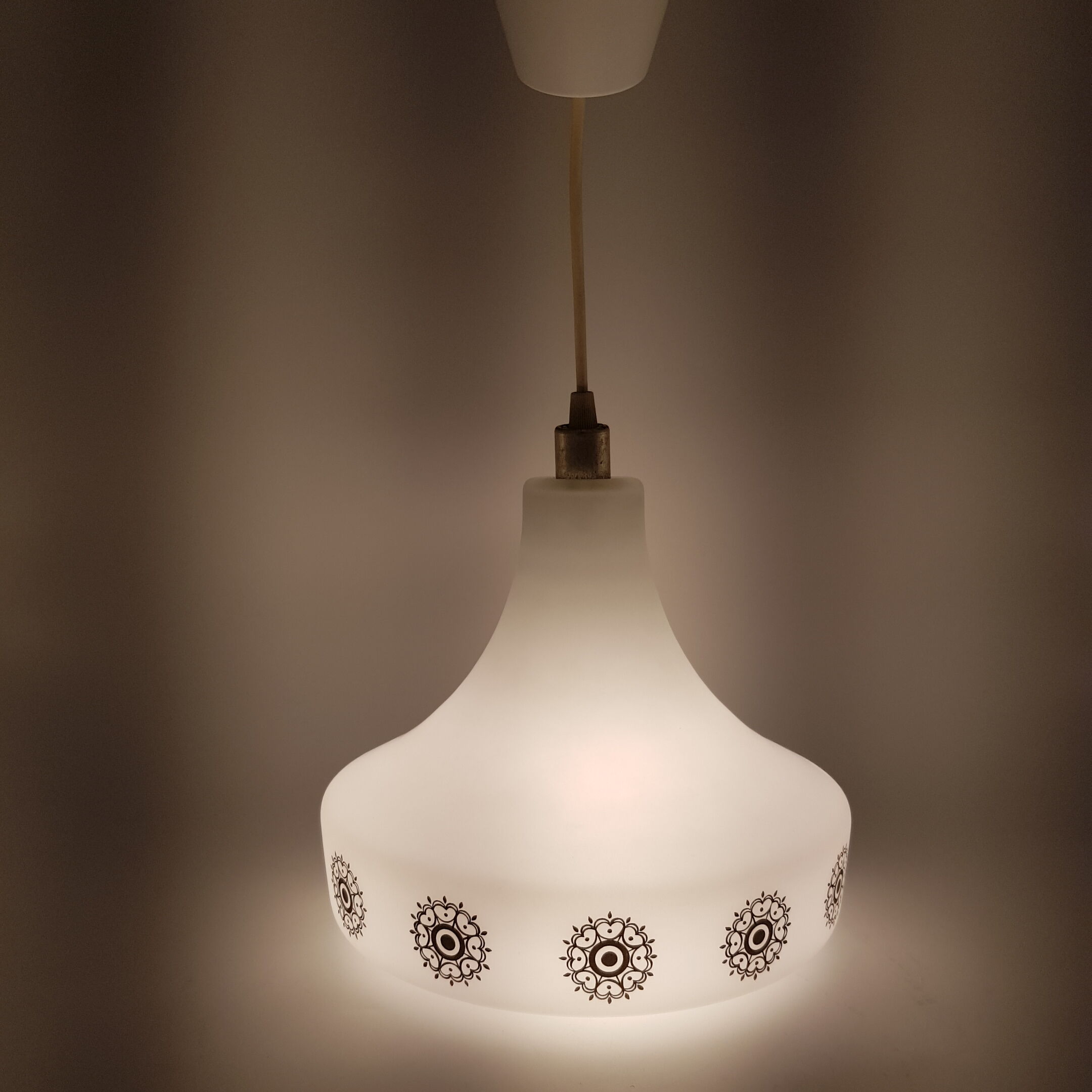 Hanging in Scandinavian opaline golden motifs