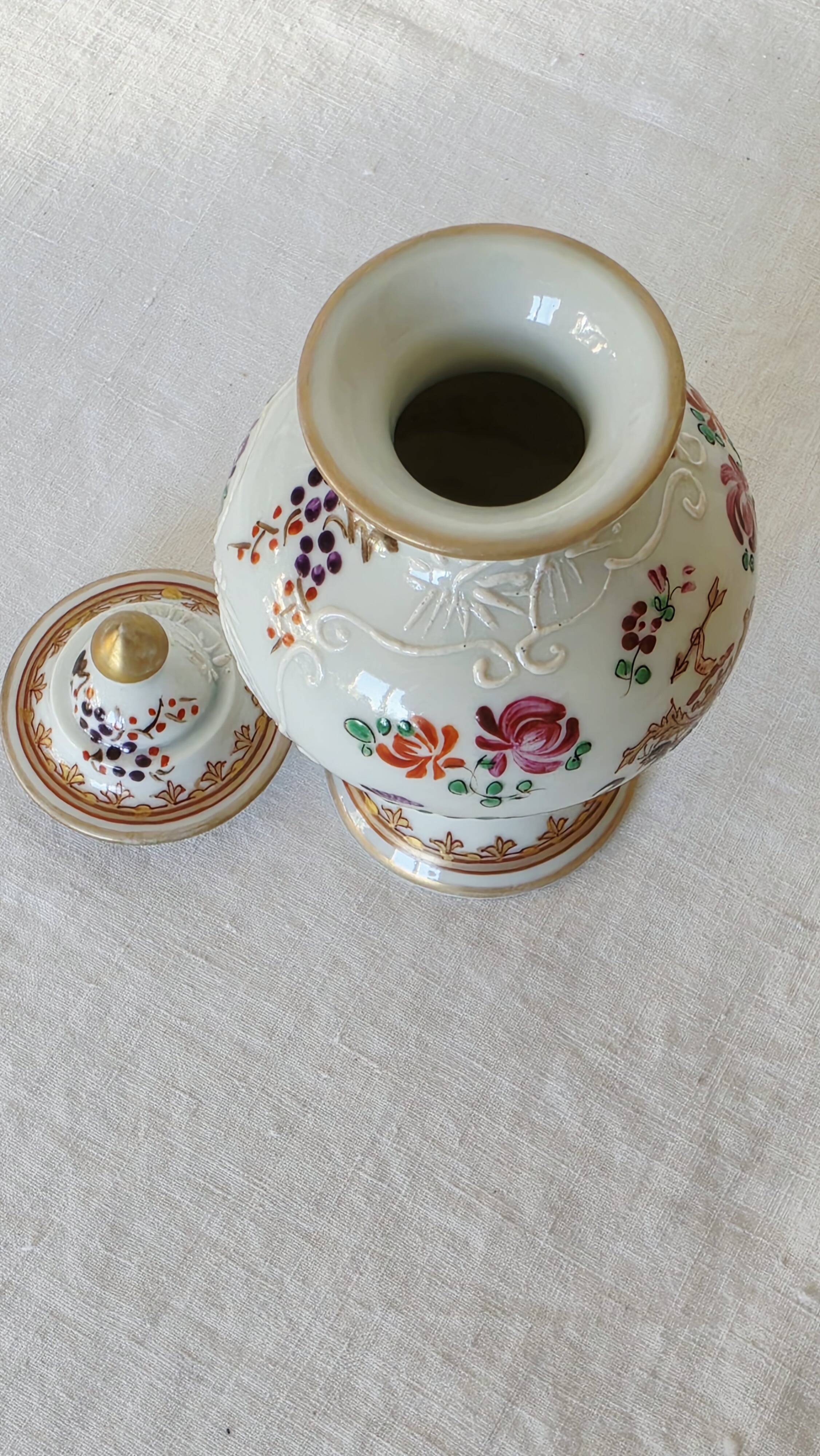 Small porcelain pot hand-painted by Samson Paris, Compagnie d style.