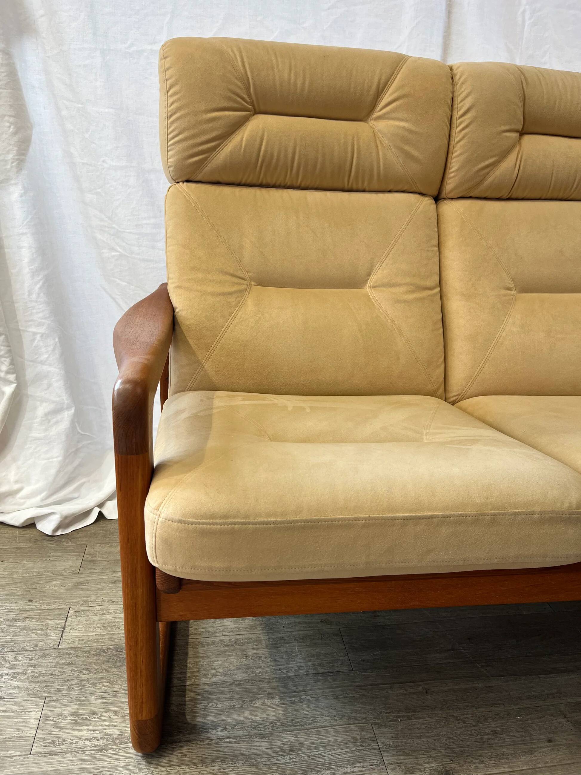 Scandinavian two-seater bench in solid teak and suede from the 1970s.