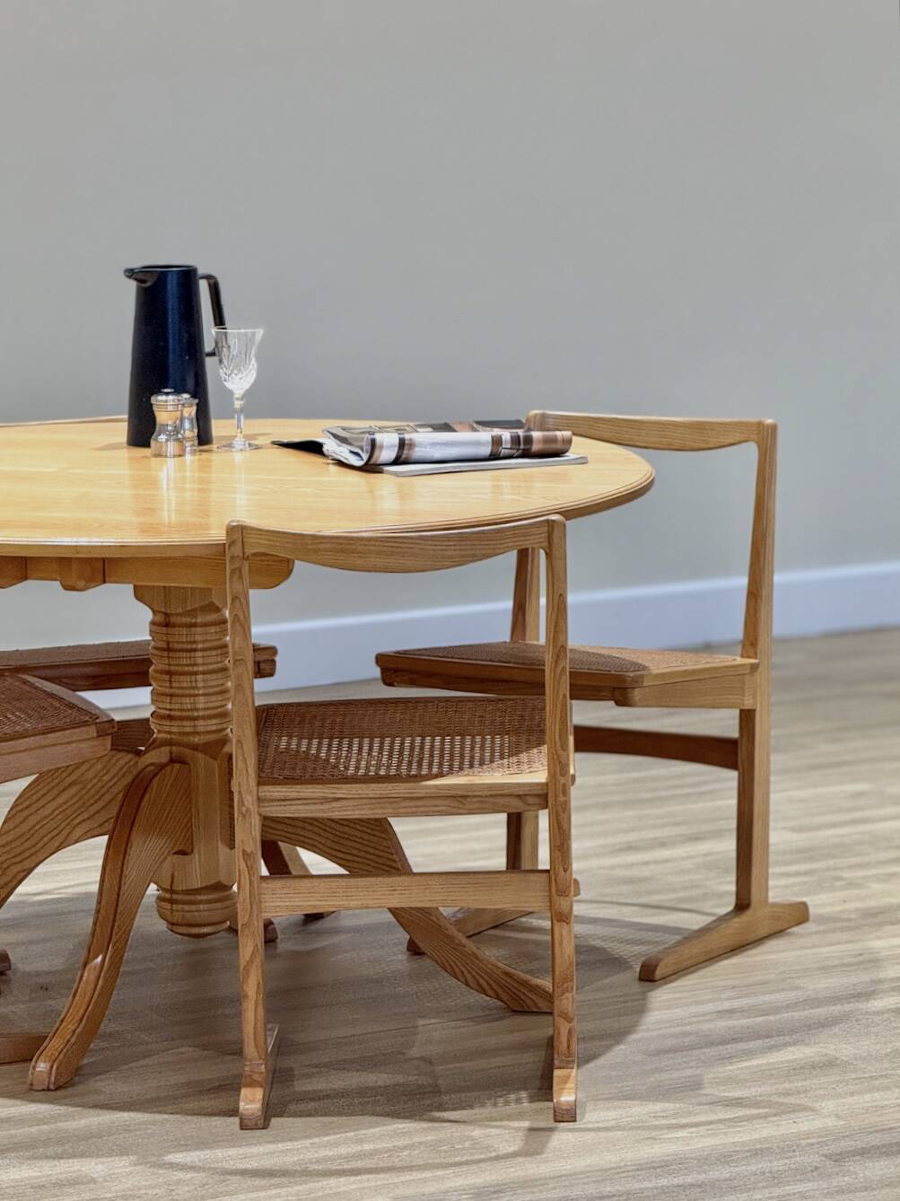 Table à manger circulaire en orme des années 50 et 4 chaises en rotin, ensemble original des années 1960.