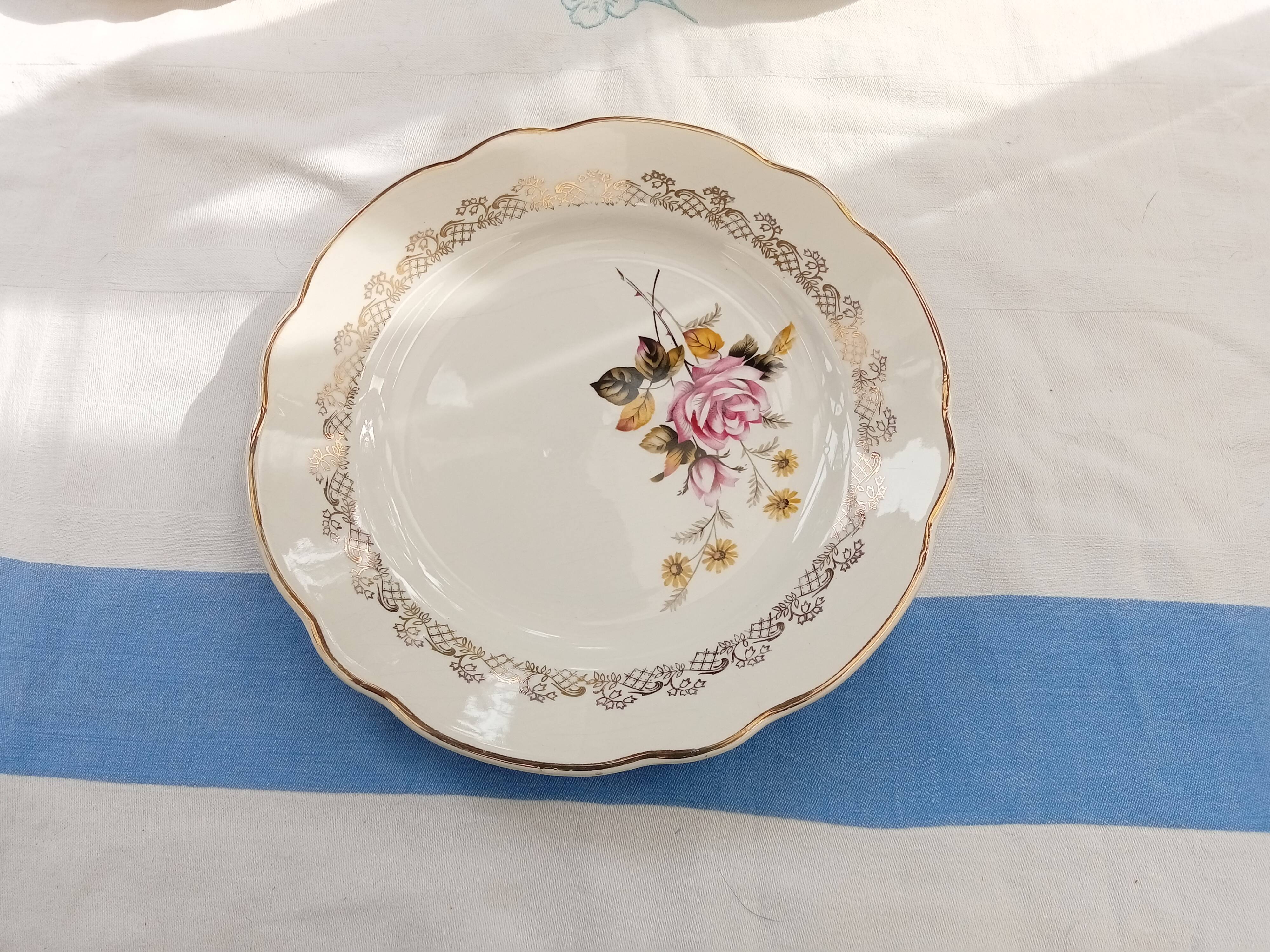 Assorted 18 old flower plates