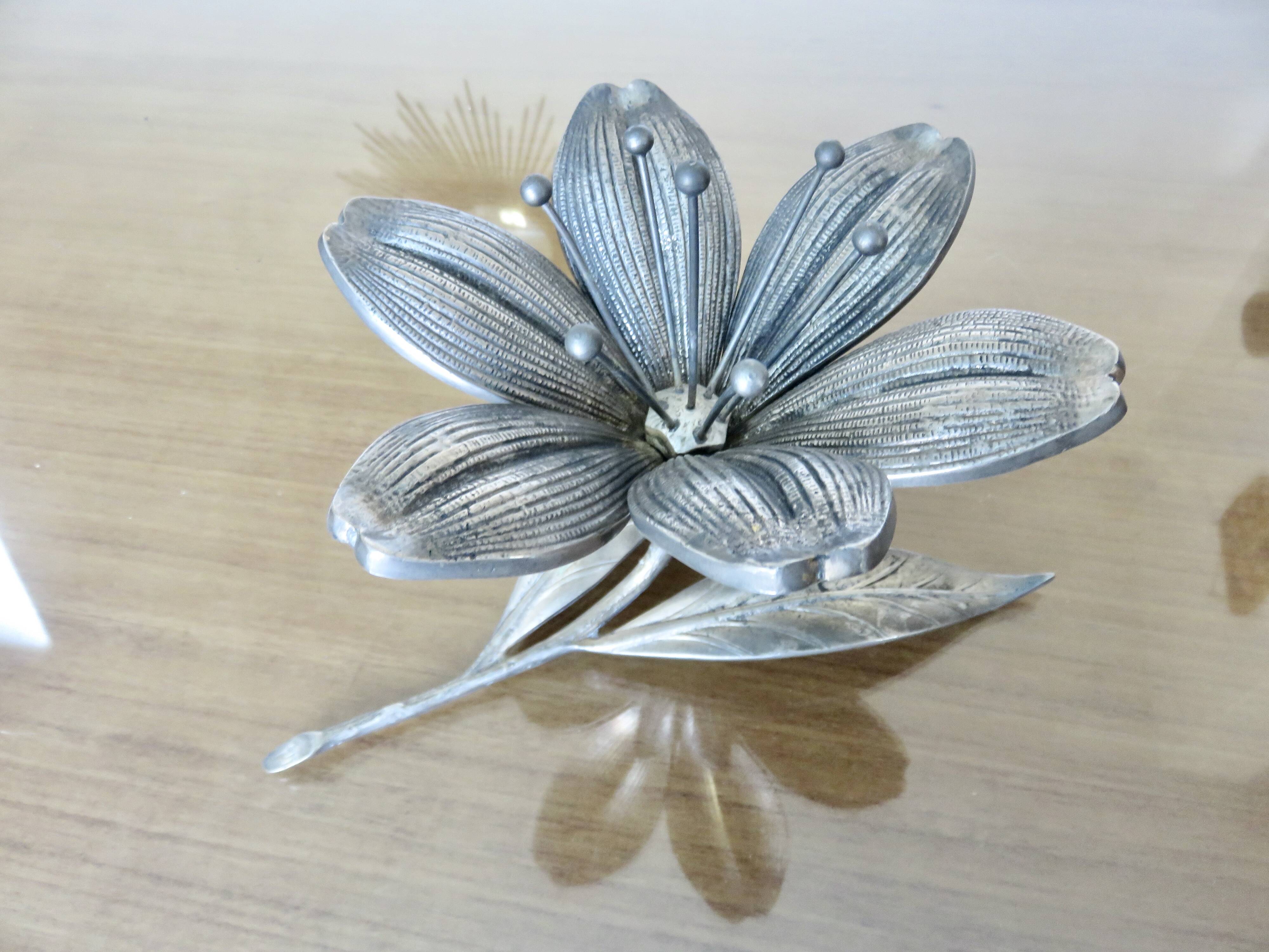 série de 6 cendriers en bronze argenté en forme de fleur vers 196O ou 1970
