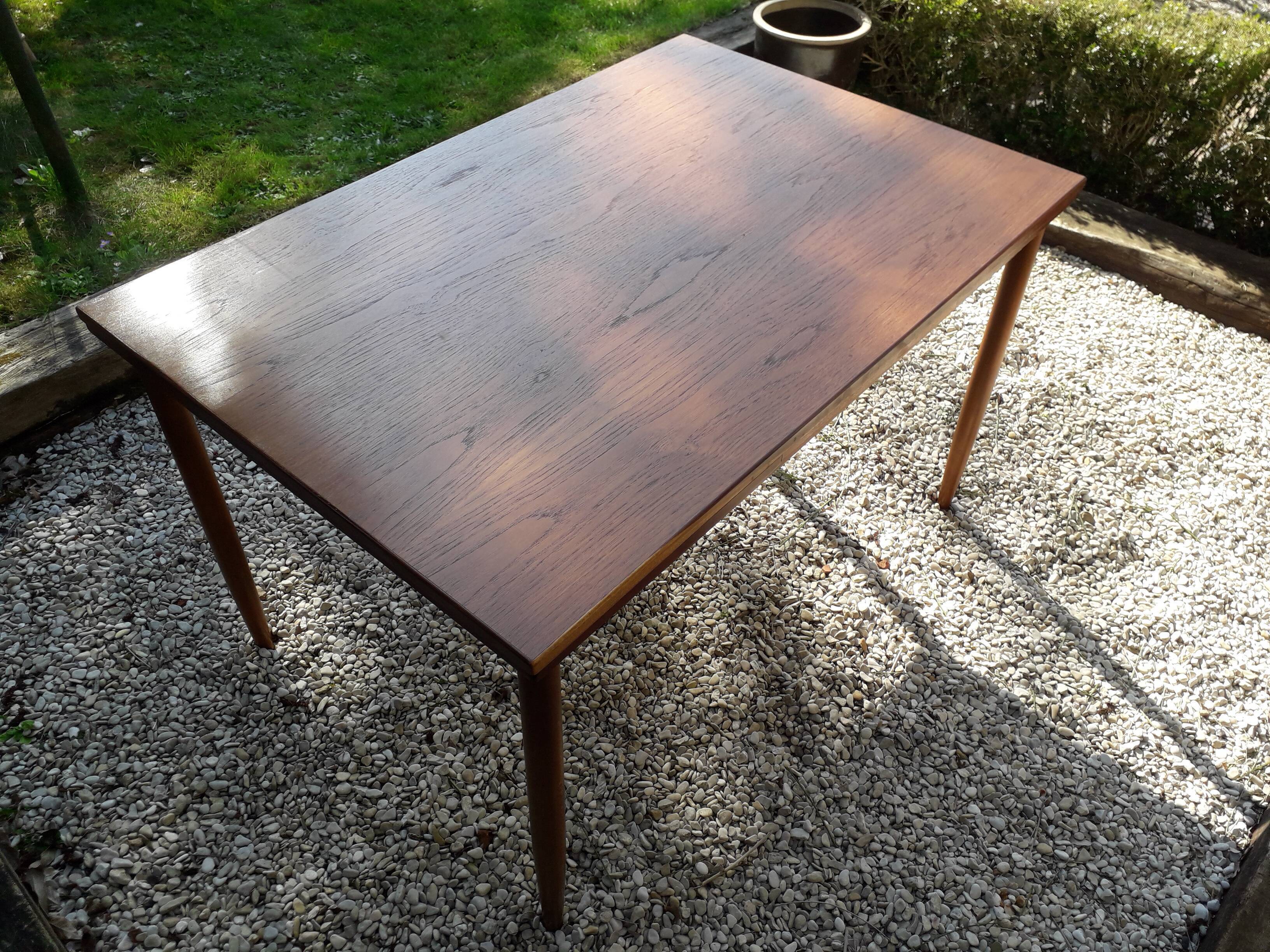 Extendable teak table