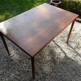 Extendable teak table