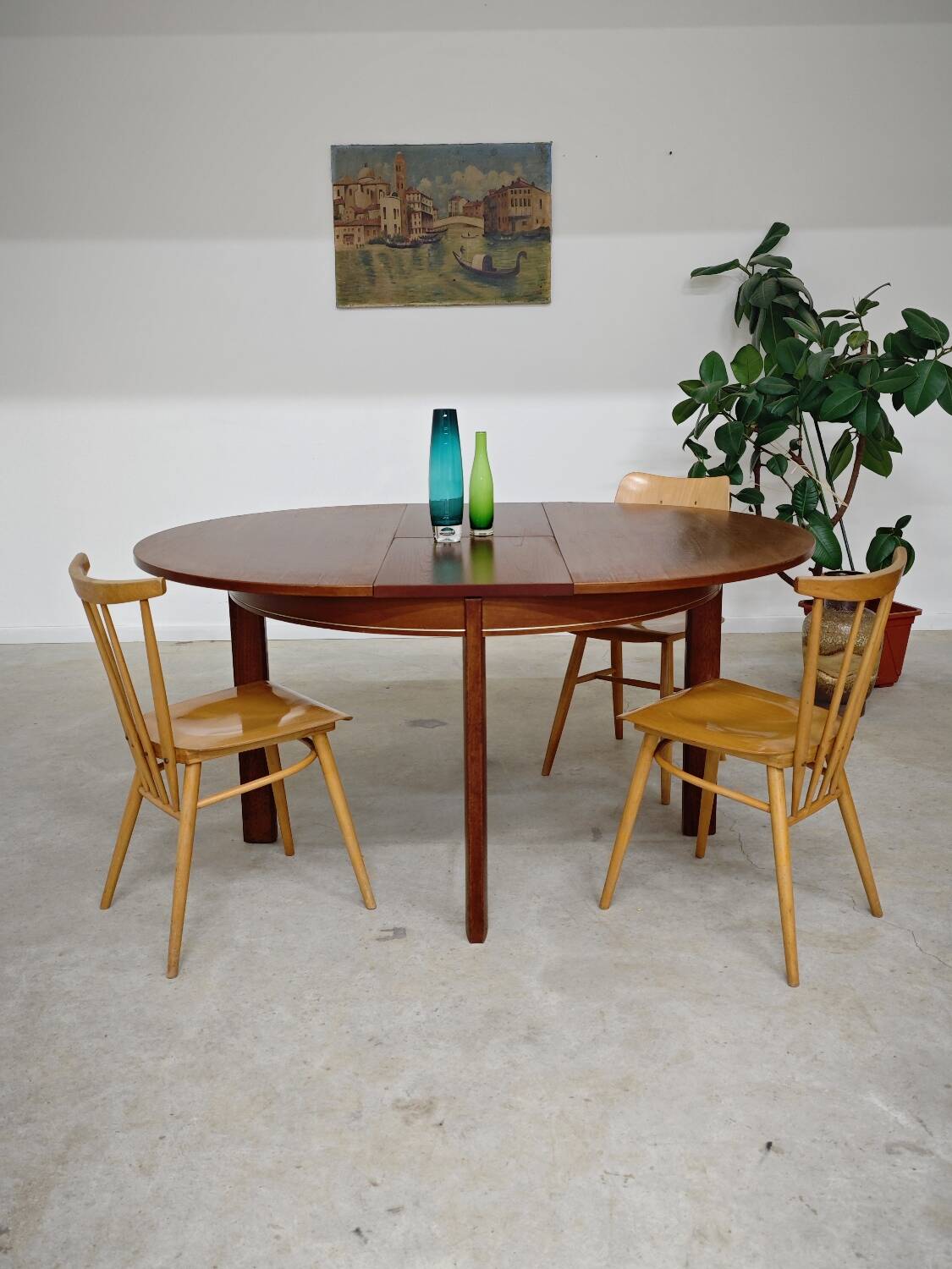 Extendable table with integrated Scandinavian style Self