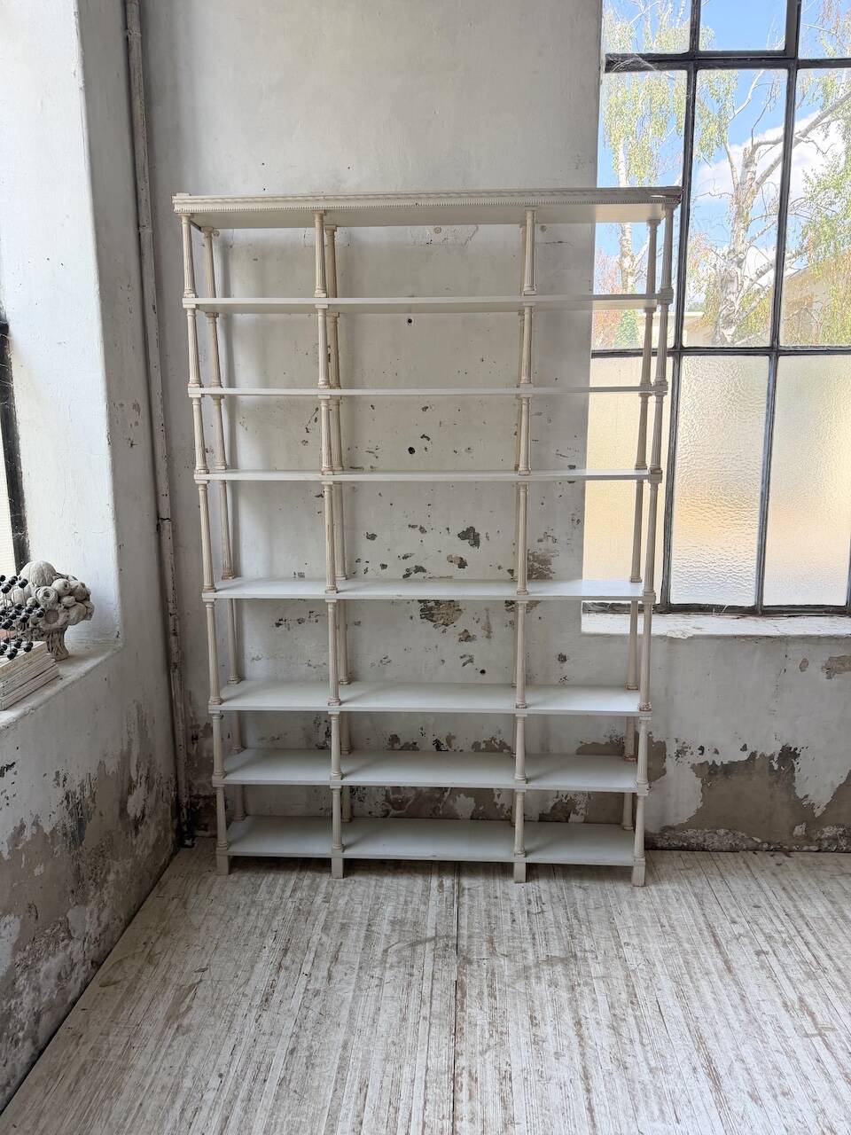 Bibliothèque, étagère XL Napoléon en bois patiné blanc