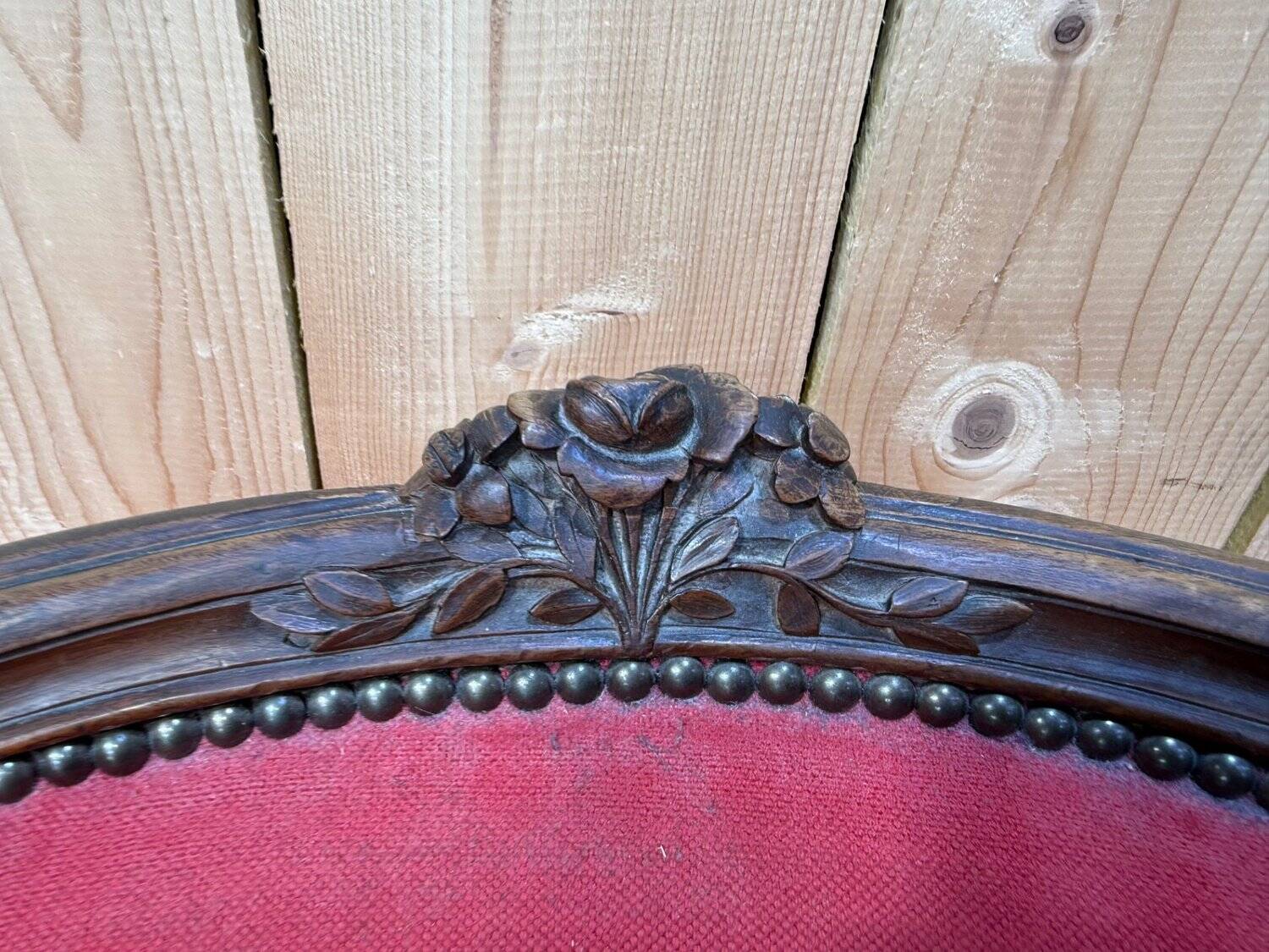 Bergère Gondole – Style Louis XV – Noyer Sculpté – Clous Bronze