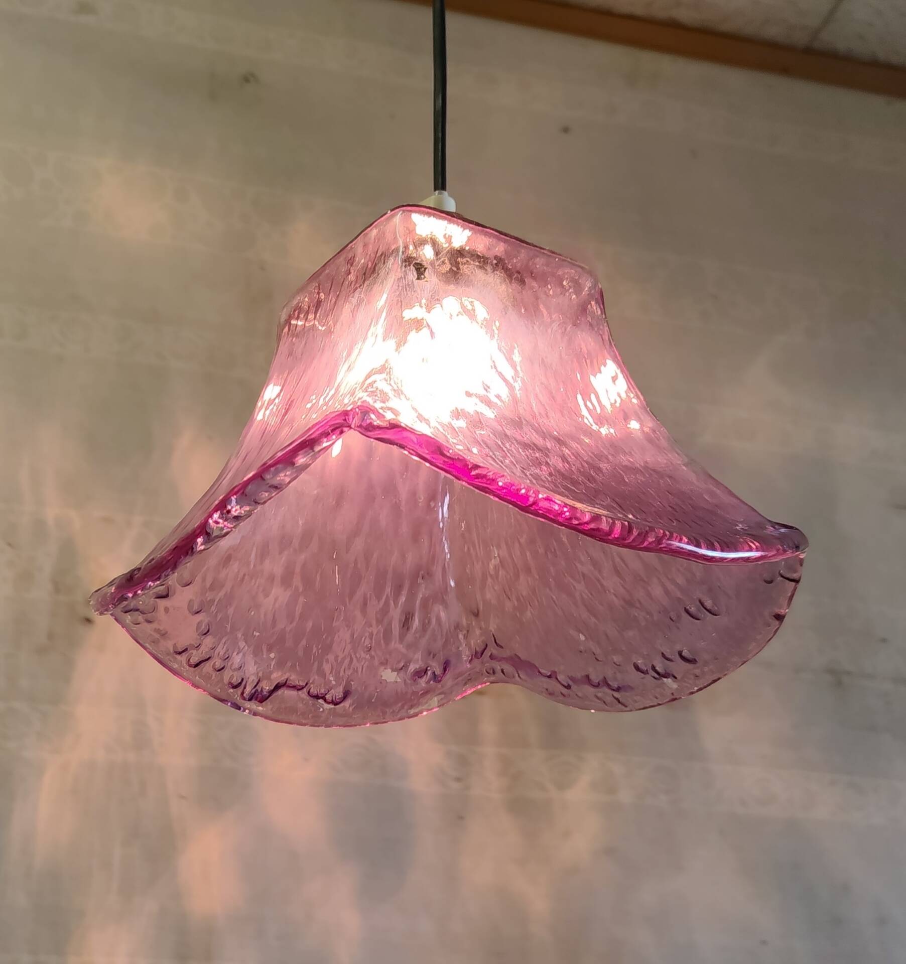Abat-jour en verre moulé peint violet - design 70's
