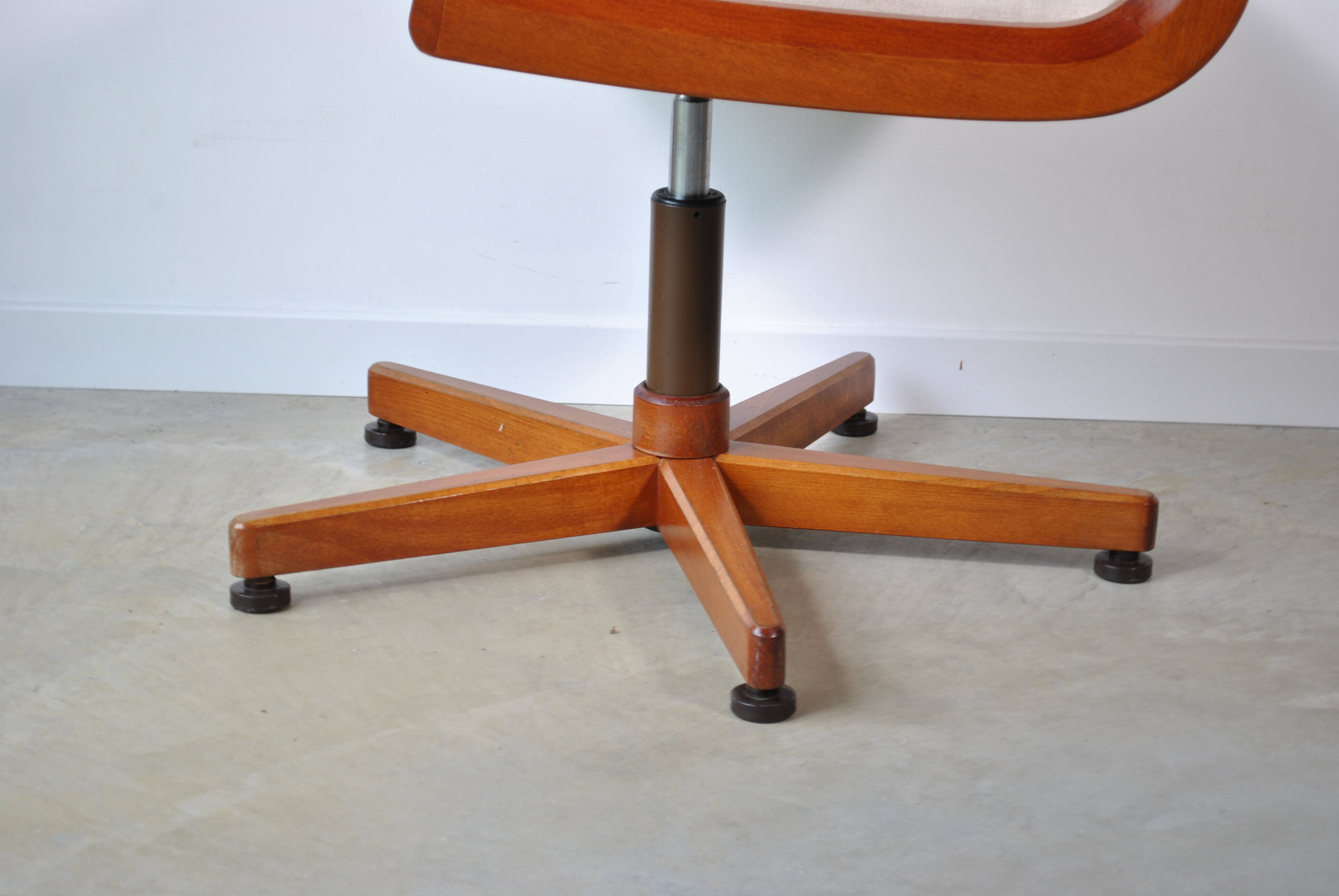 Armchair office conference 1970