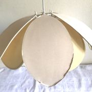 Suspension flower petals
