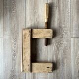 Serre-joint ancien en bois brut, serre-livres