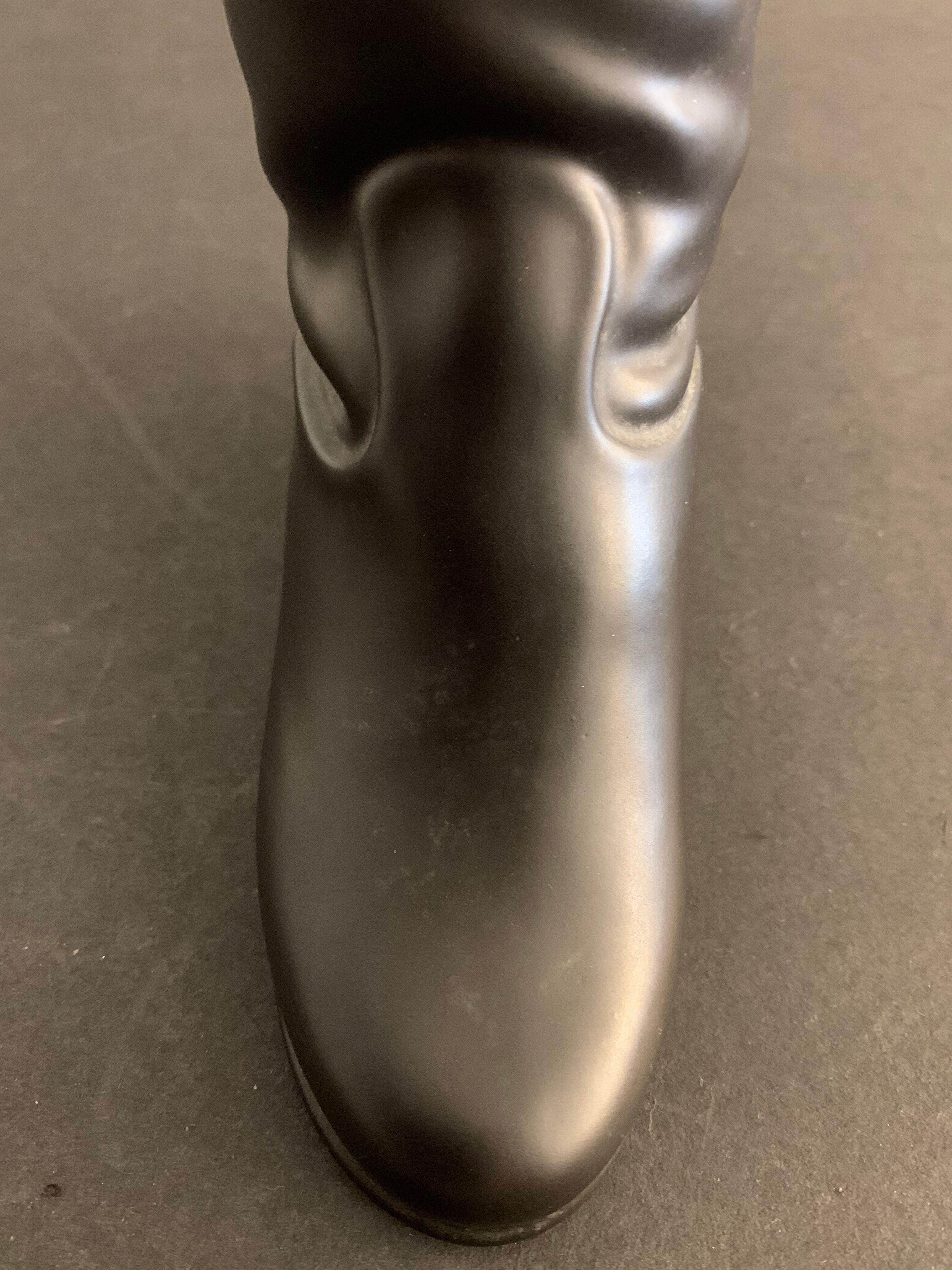 Vase en céramique botte cavalière rouge et noire Pol Chambost