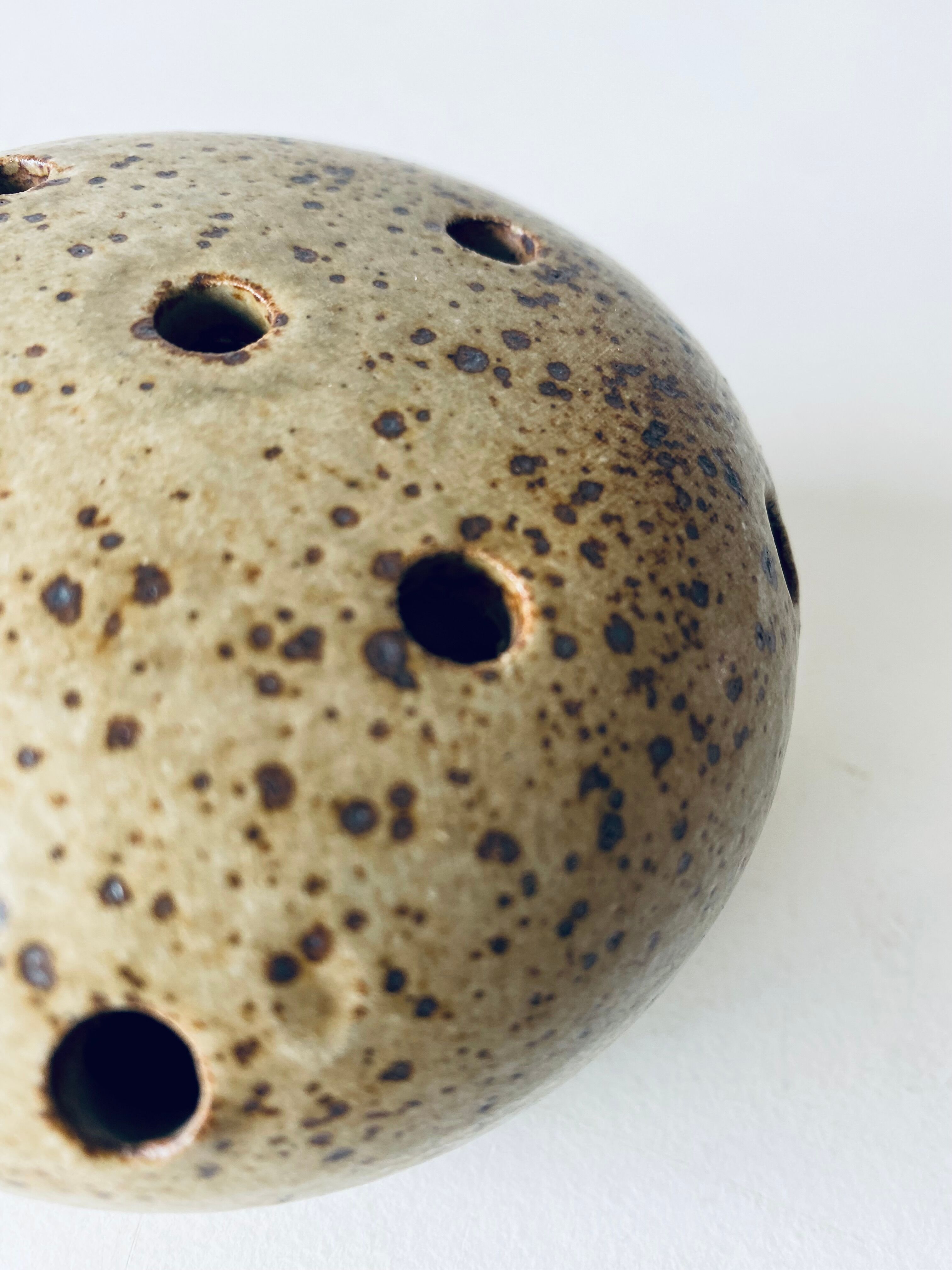 Vase pique flowers in sandstone