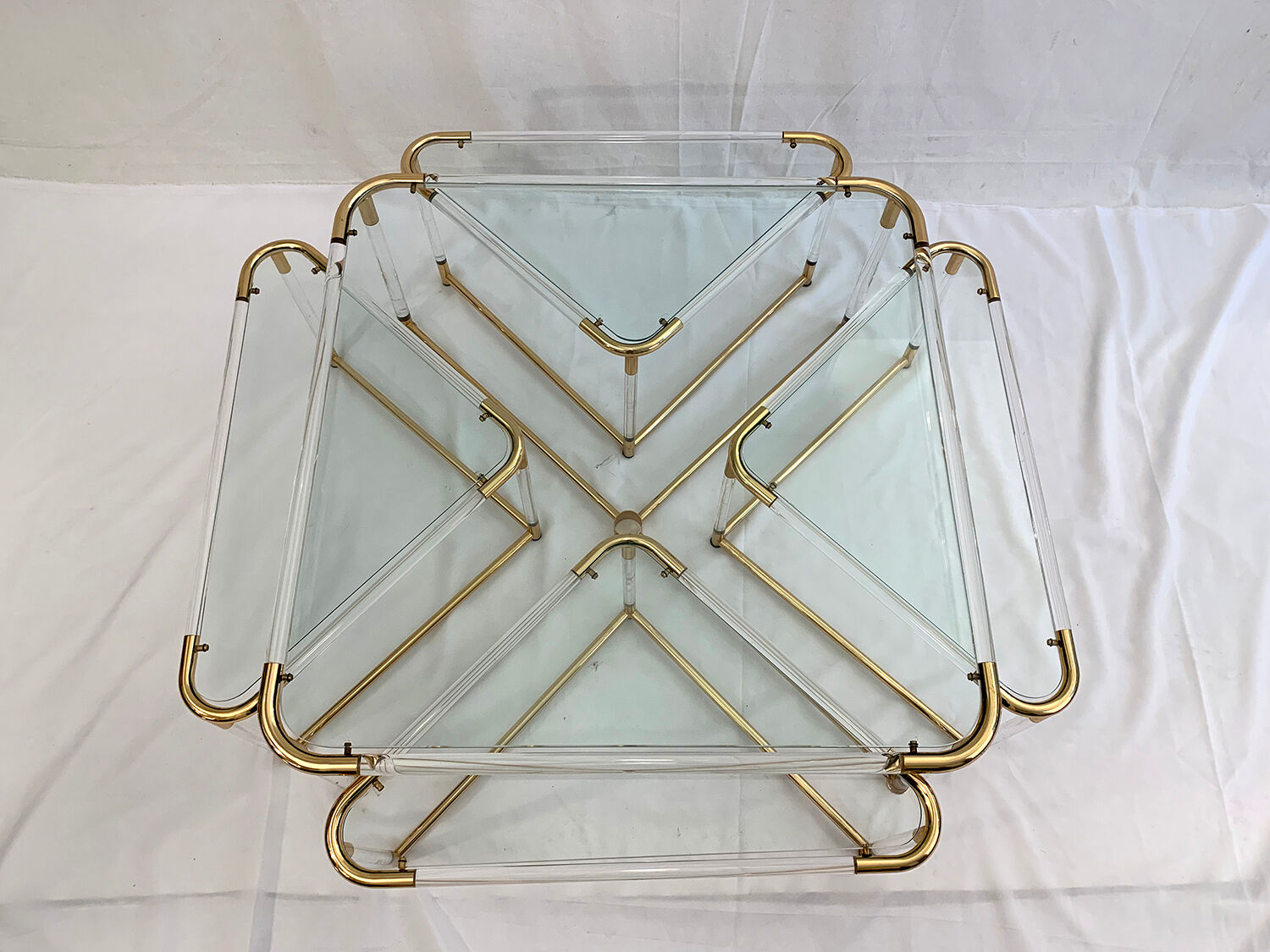 Coffee table and its 4 associated nesting tables in plexiglass and gold metal