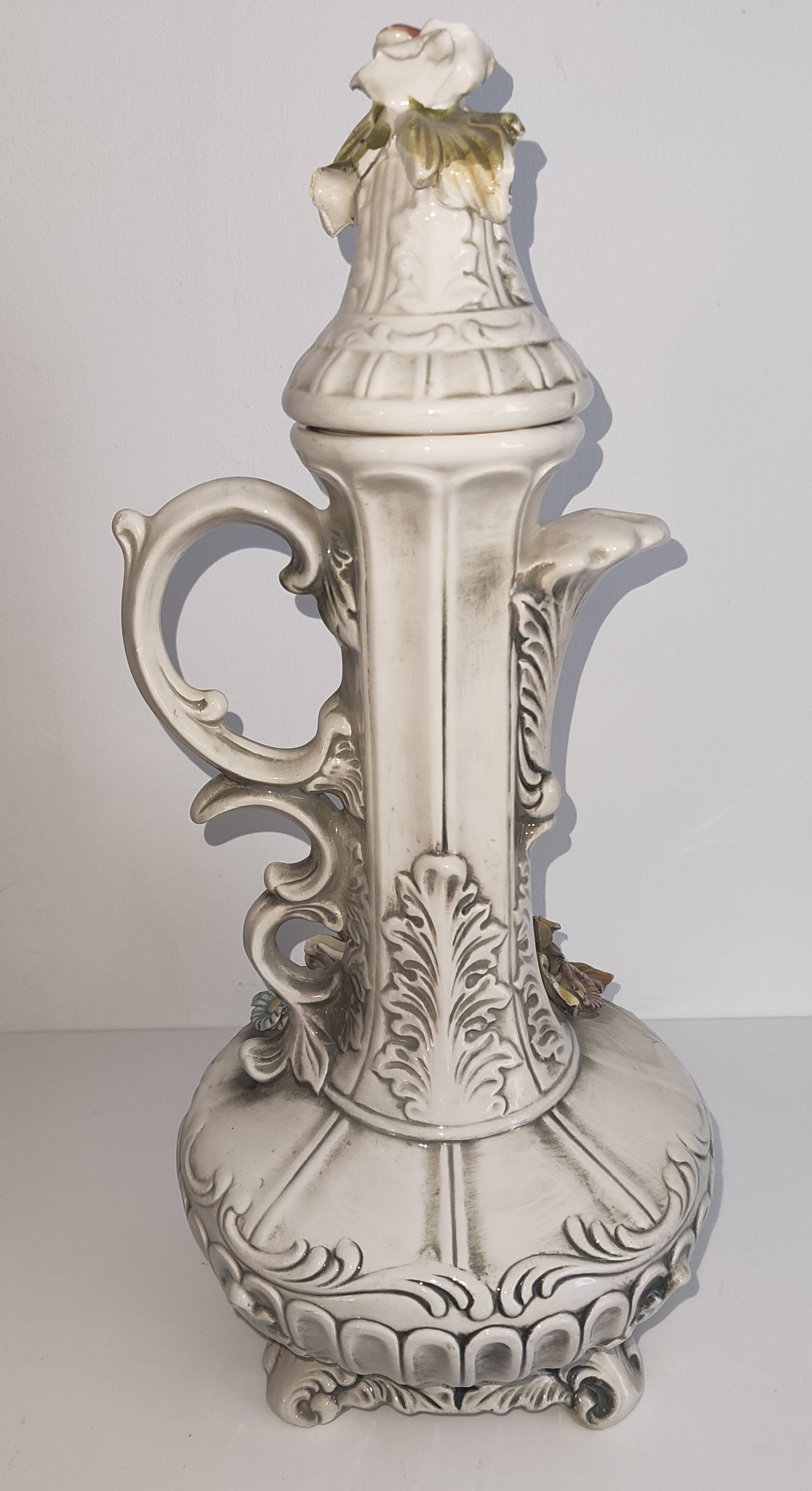 Pichet décoratif vintage en céramique italienne à décor floral en relief