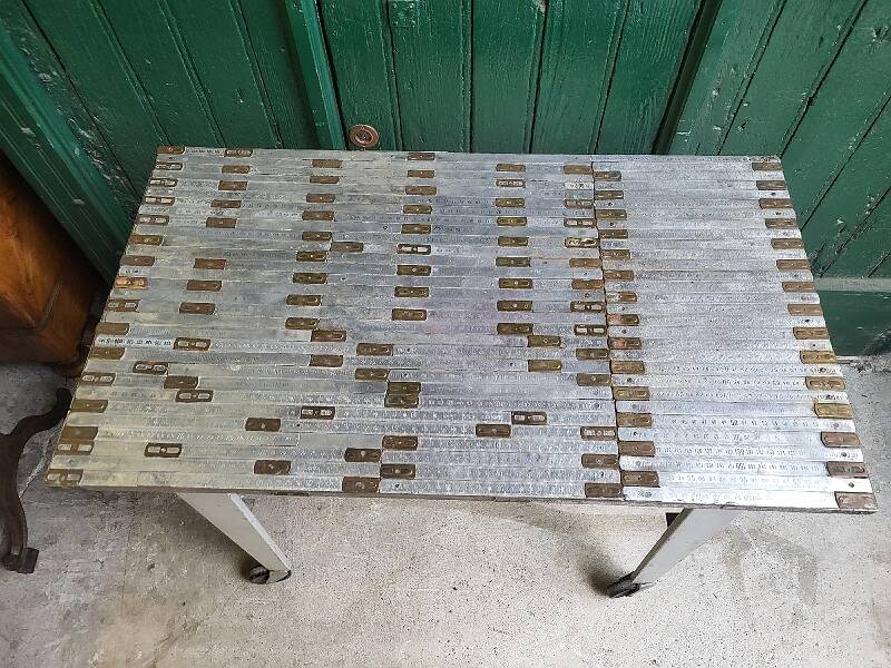 Table desserte atelier 1 tiroir en metal recouverte de morceaux de metre pl