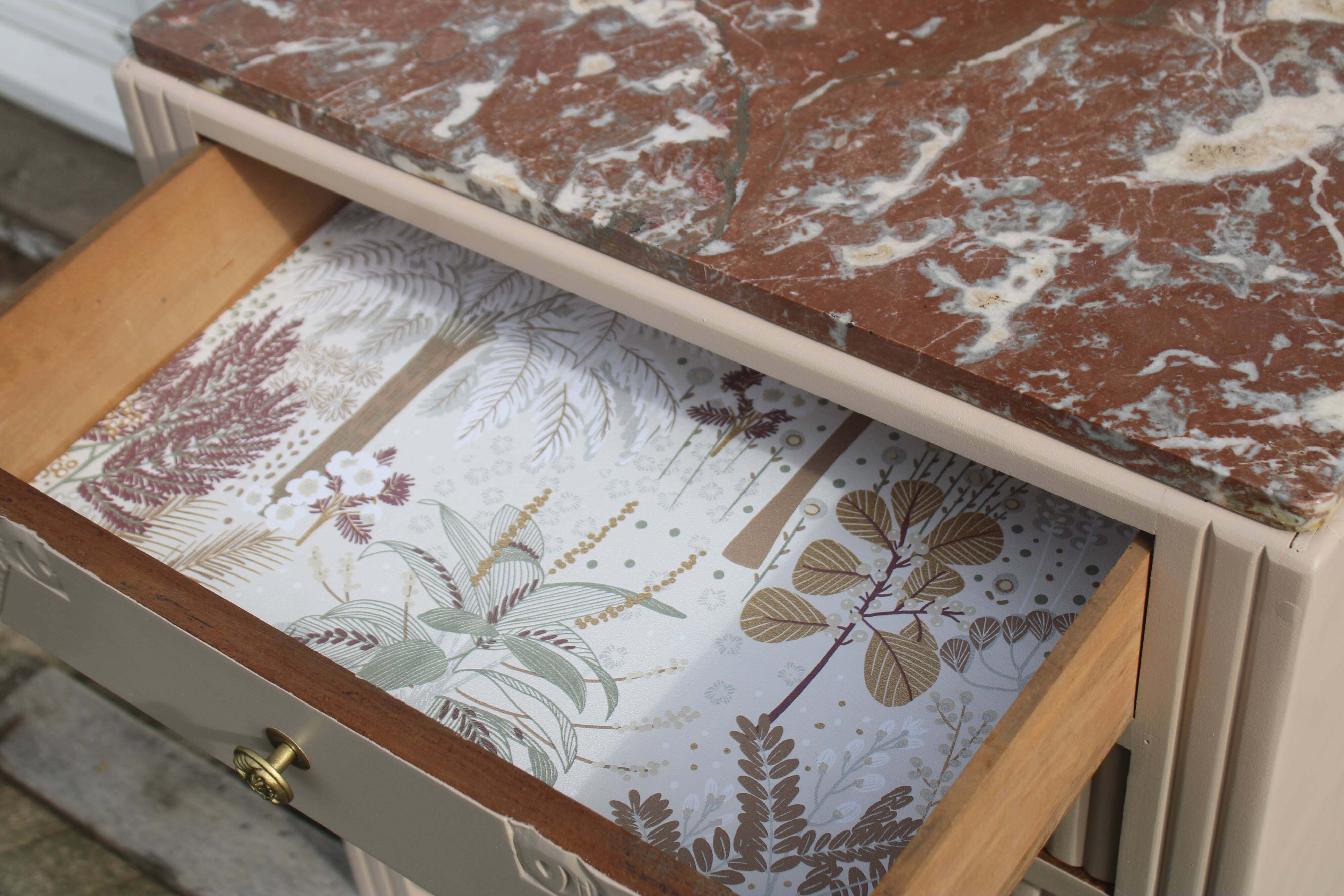 Commode vintage rénovée avec marbre rouge et blanc – 4 tiroirs