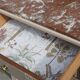 Commode vintage rénovée avec marbre rouge et blanc – 4 tiroirs