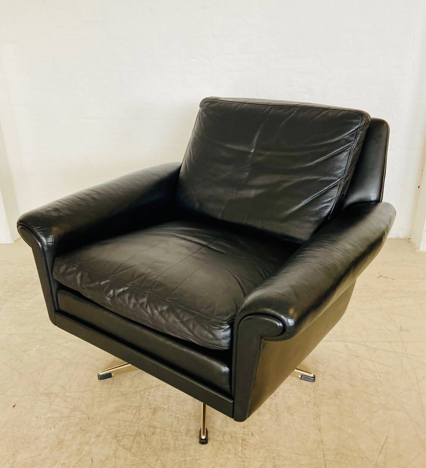 Vintage Danish mid-century leather lounge chair in black leather by G. Thams 1975