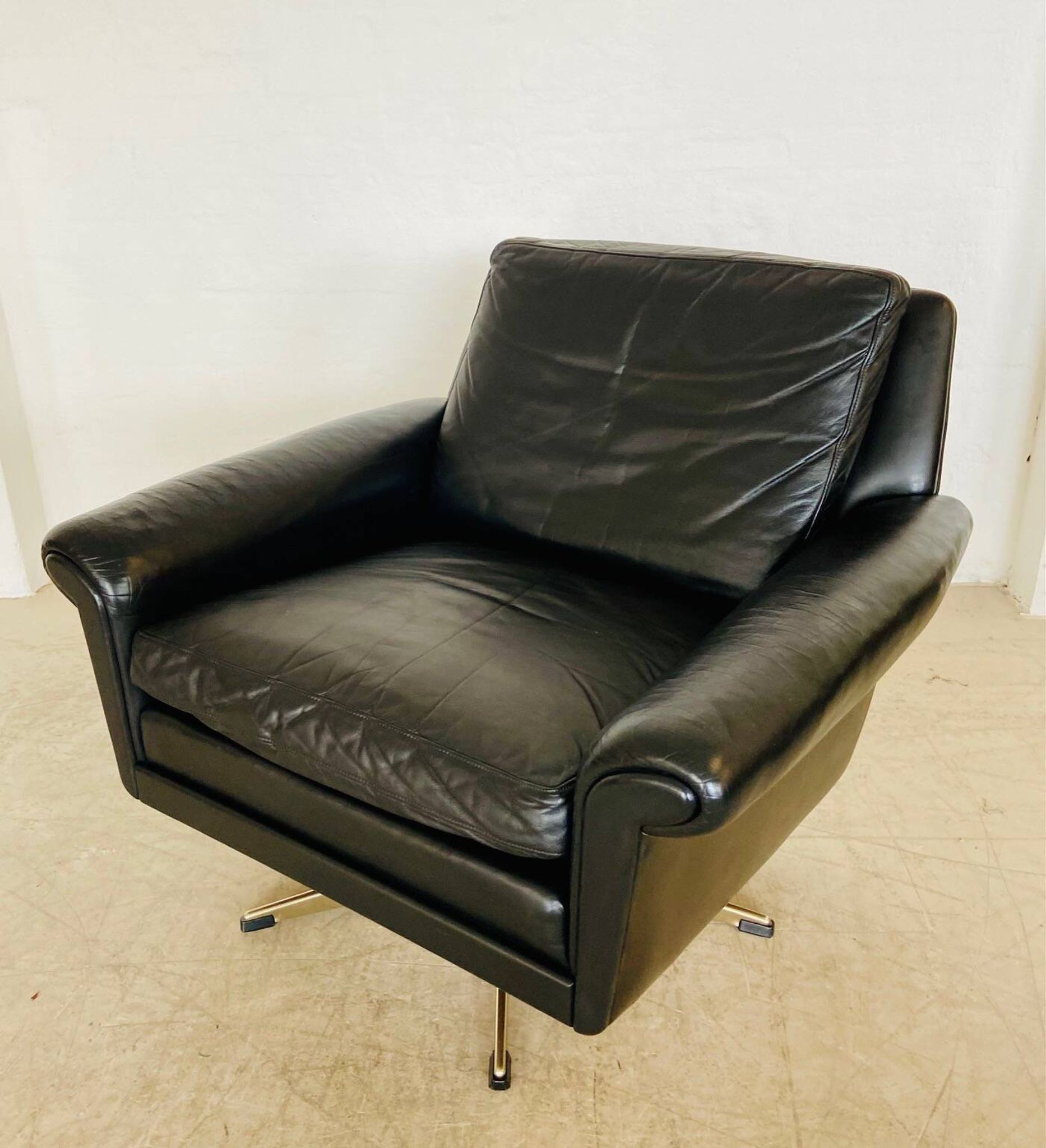 Vintage Danish mid-century leather lounge chair in black leather by G. Thams 1975