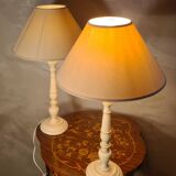 paire de lampes de chevet bois tourné peint creme et liseret chocolat 53x30