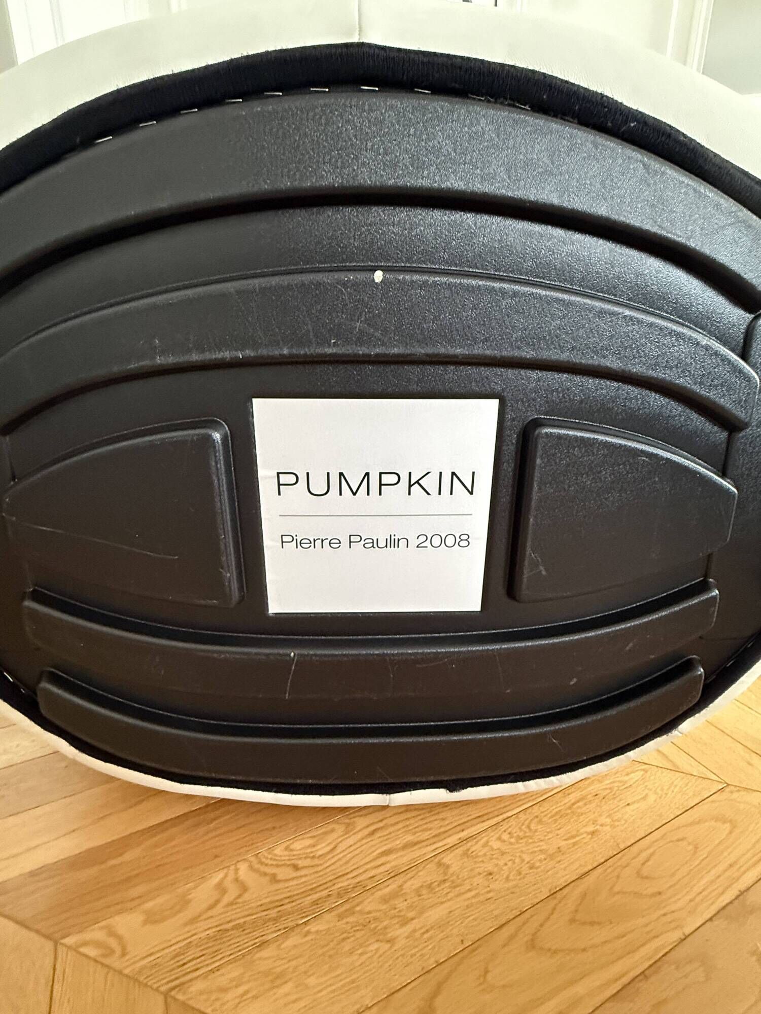 Very beautiful white leather armchair model Pumpkin by Pierre Paulin.