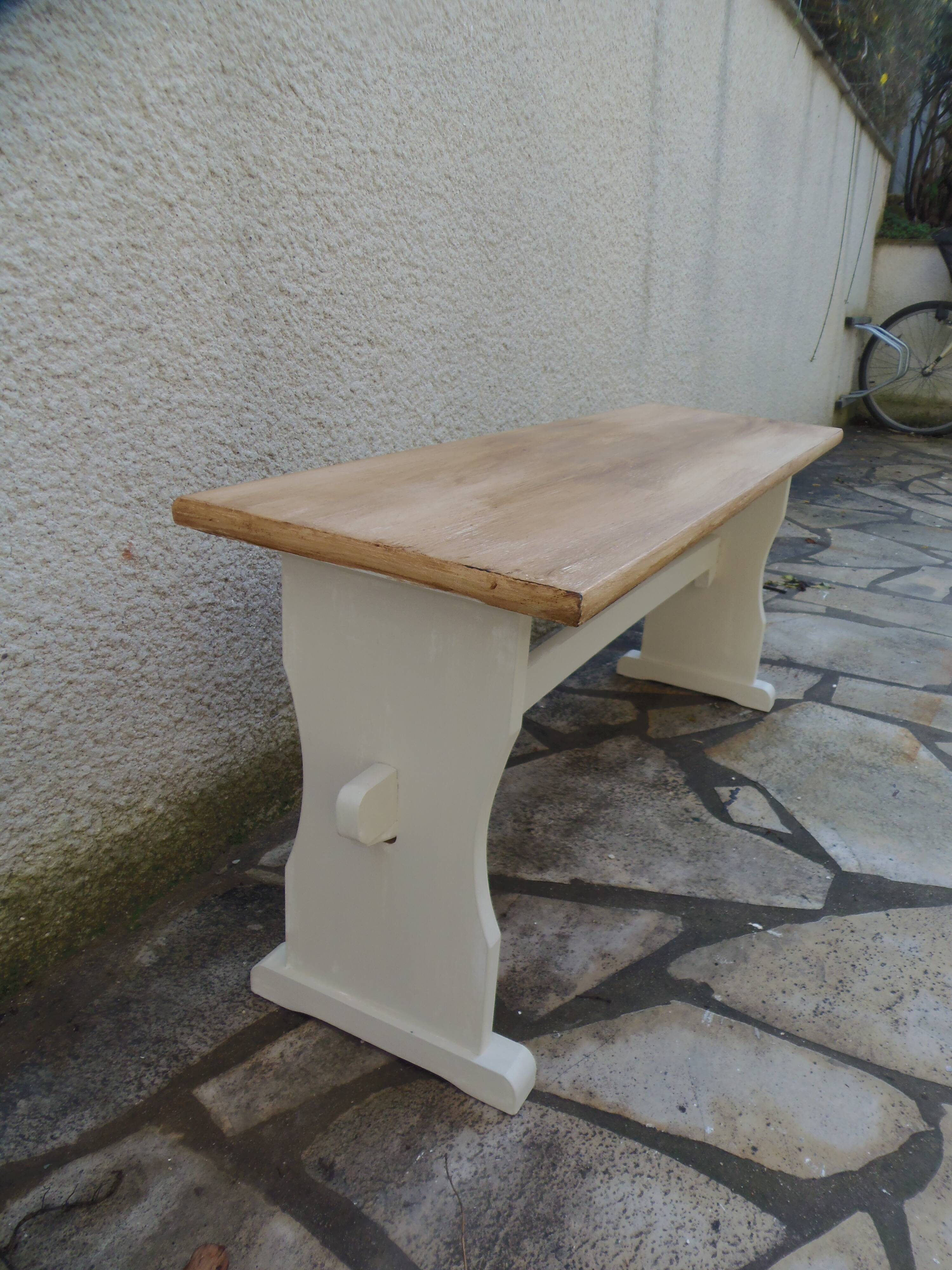Banc réenchanté en beige, assise bois.