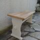 Banc réenchanté en beige, assise bois.