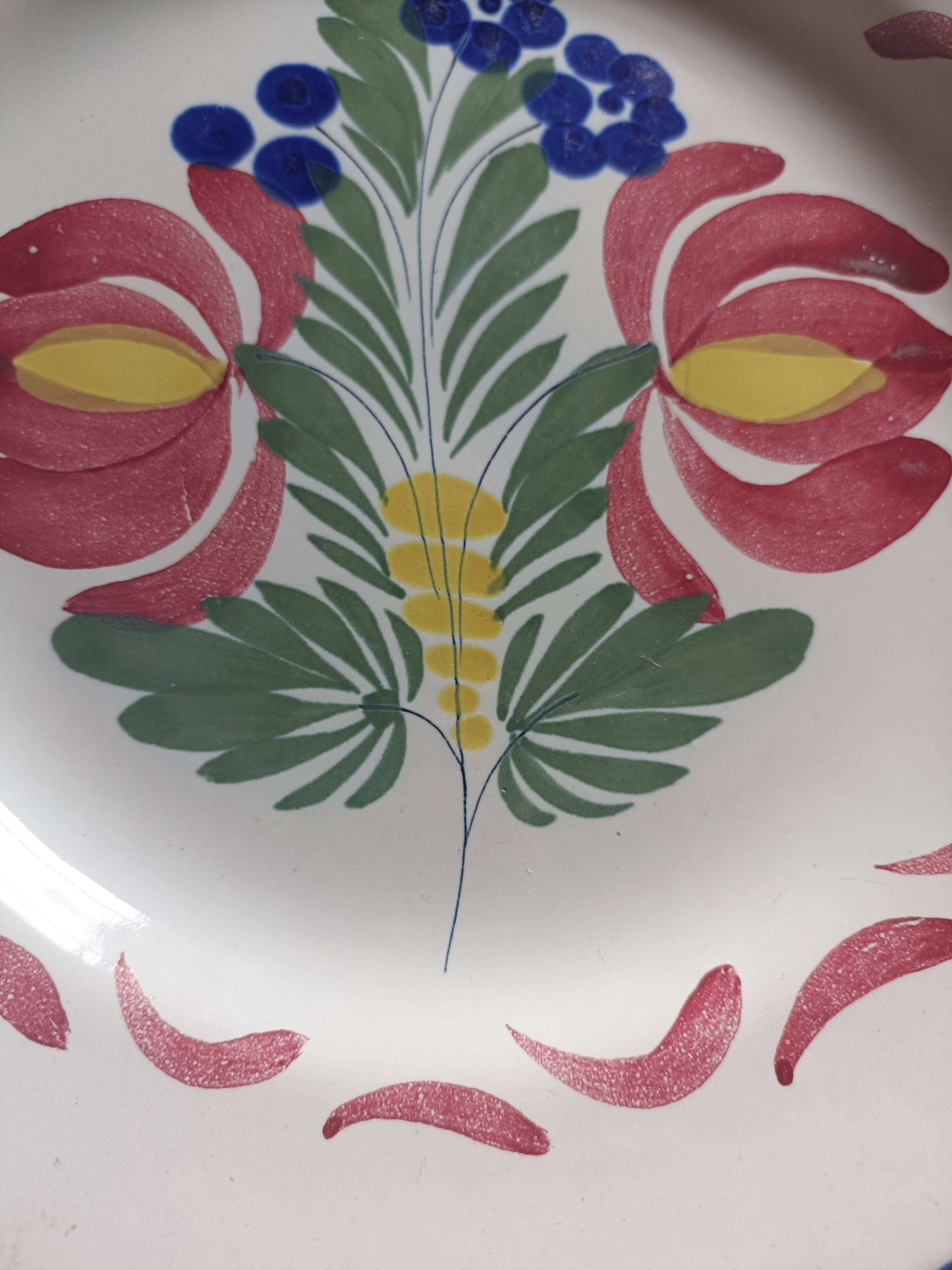Assiette en faïence de l'Est