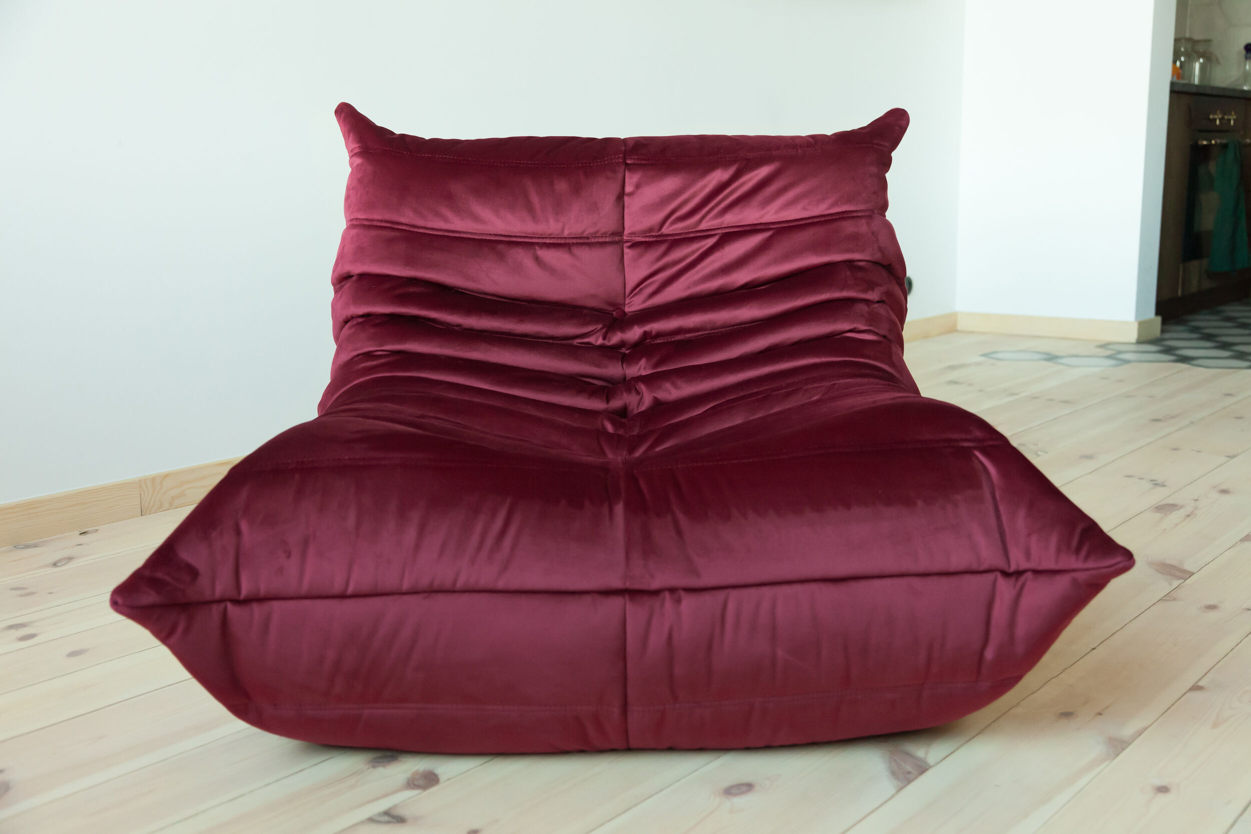 Chauffeuse et pouf Togo en velours bordeaux modèle dessiné par Michel Ducaroy 1973