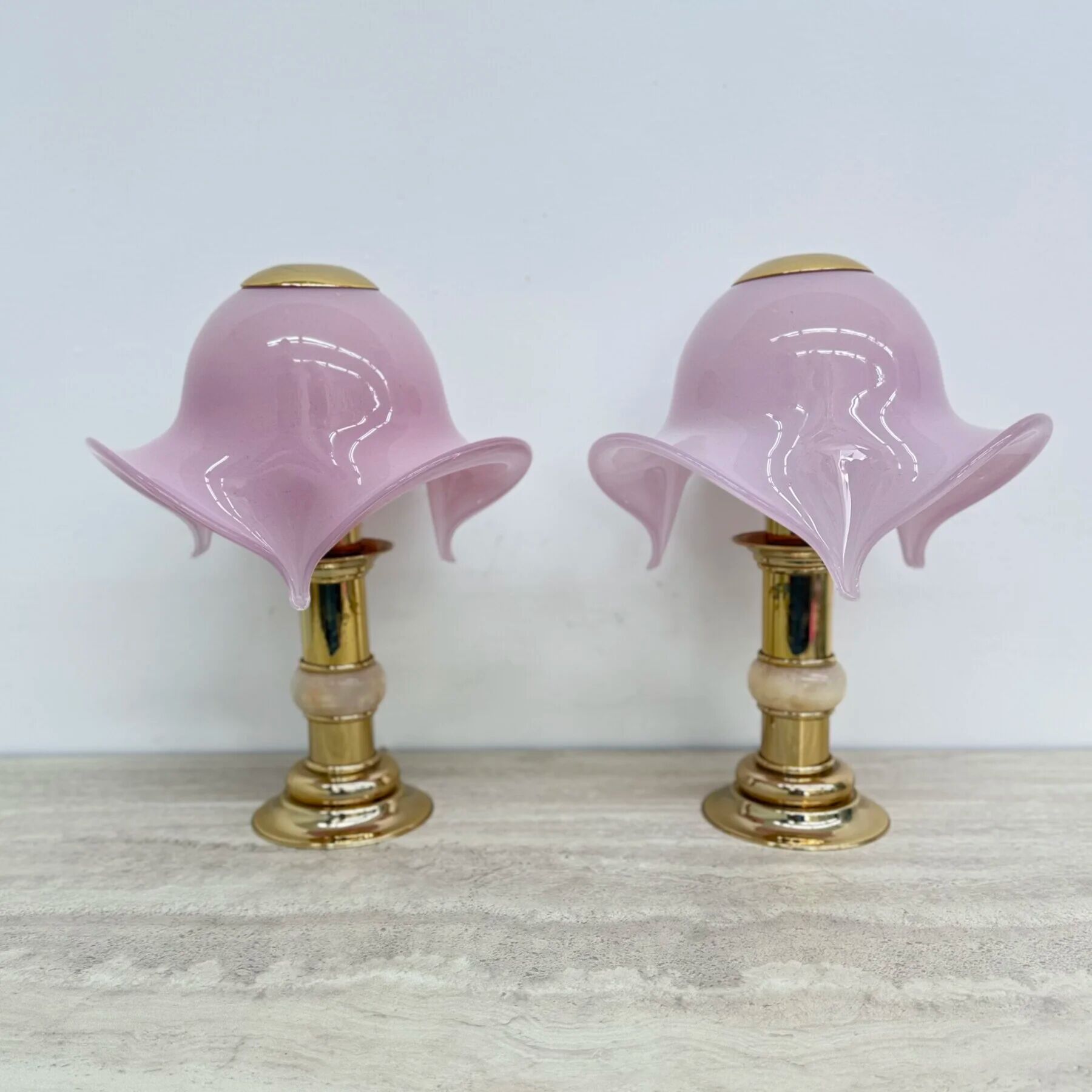 Ensemble de 2 lampes de table en verre de Murano rose avec des détails en albâtre, années 1970.