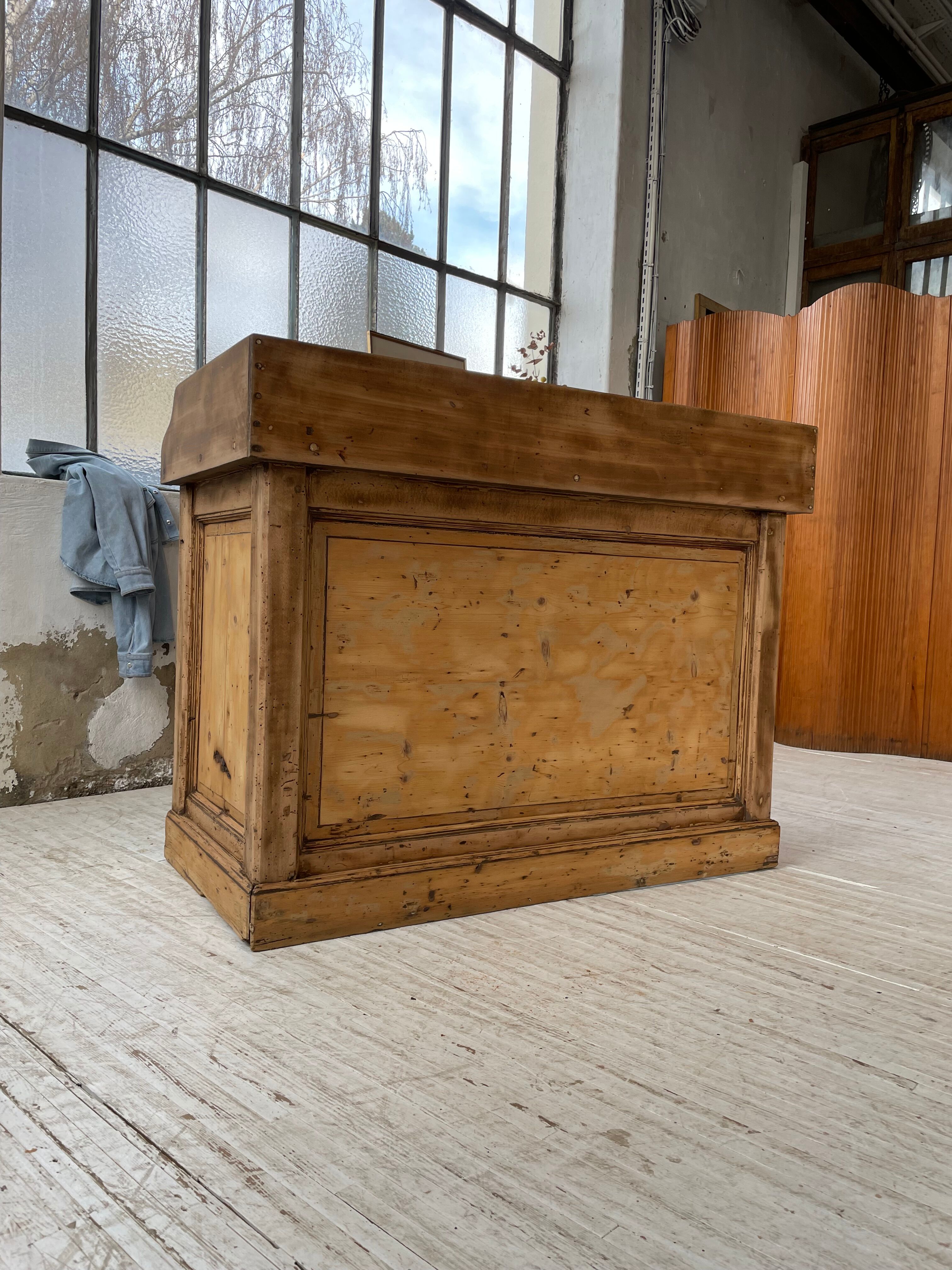 Trading counter central island pine