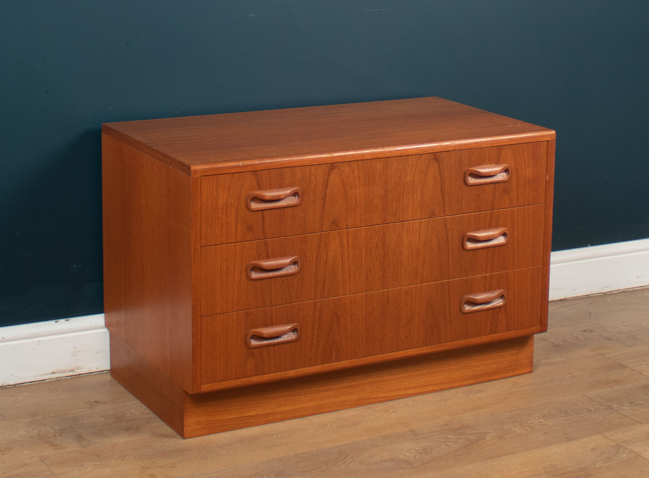 Commode en teck par Victor Wilkins pour G-Plan années 1960
